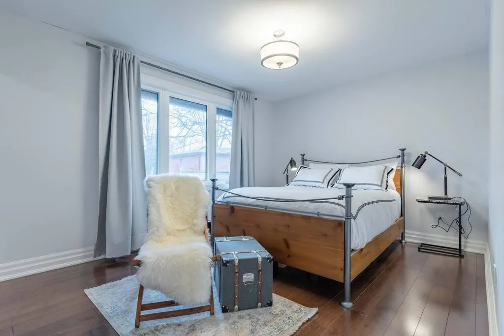 Bed in Luxurious and Spacious 4BR Home Near Downtown