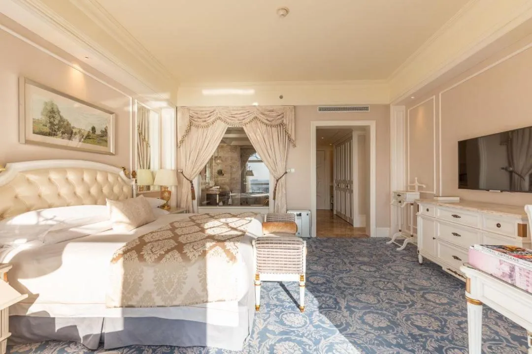 Bed in The Castle Hotel, a Luxury Collection Hotel, Dalian