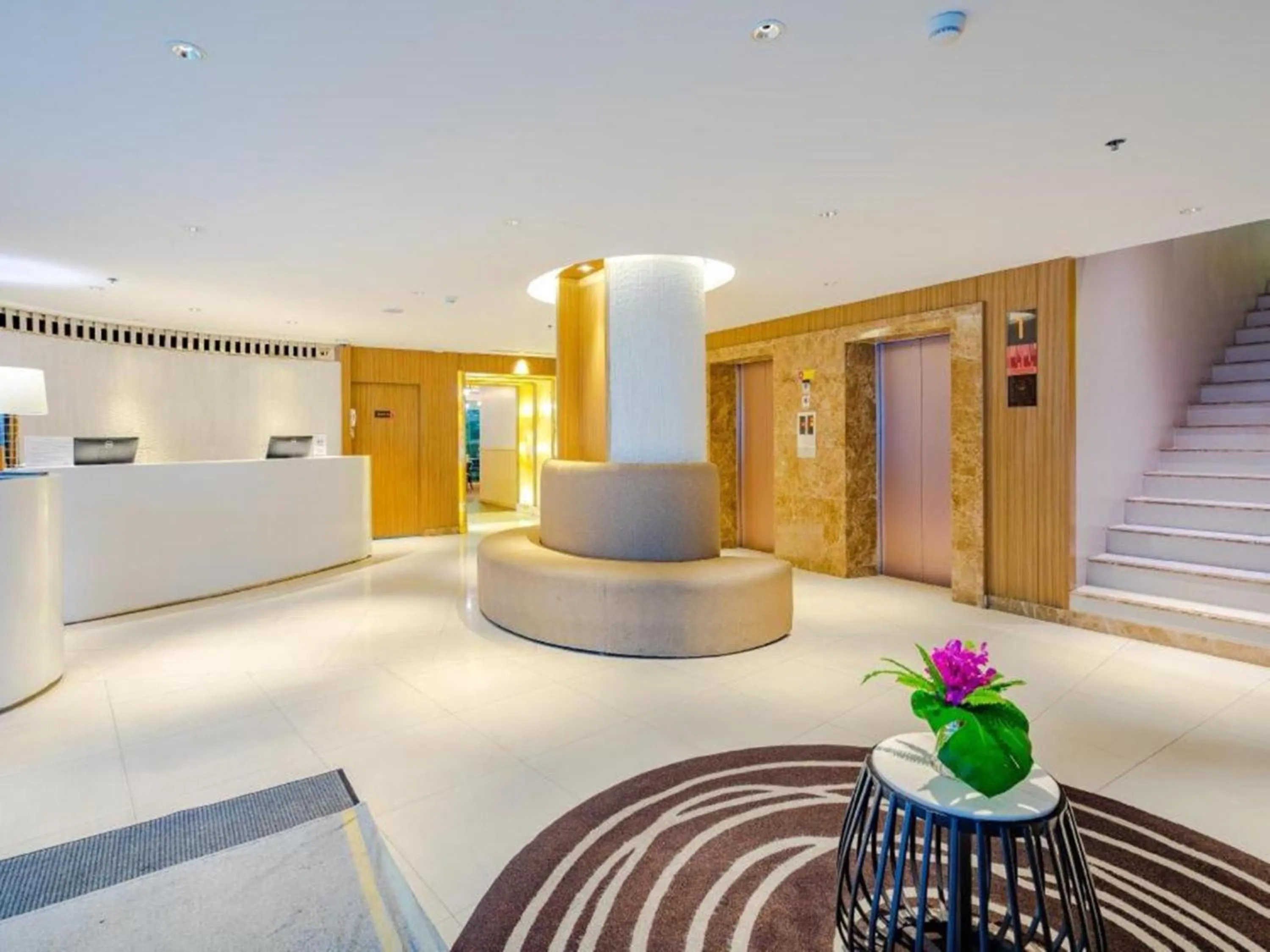 Lobby or reception in Citrus Sukhumvit 11 by Compass Hospitality
