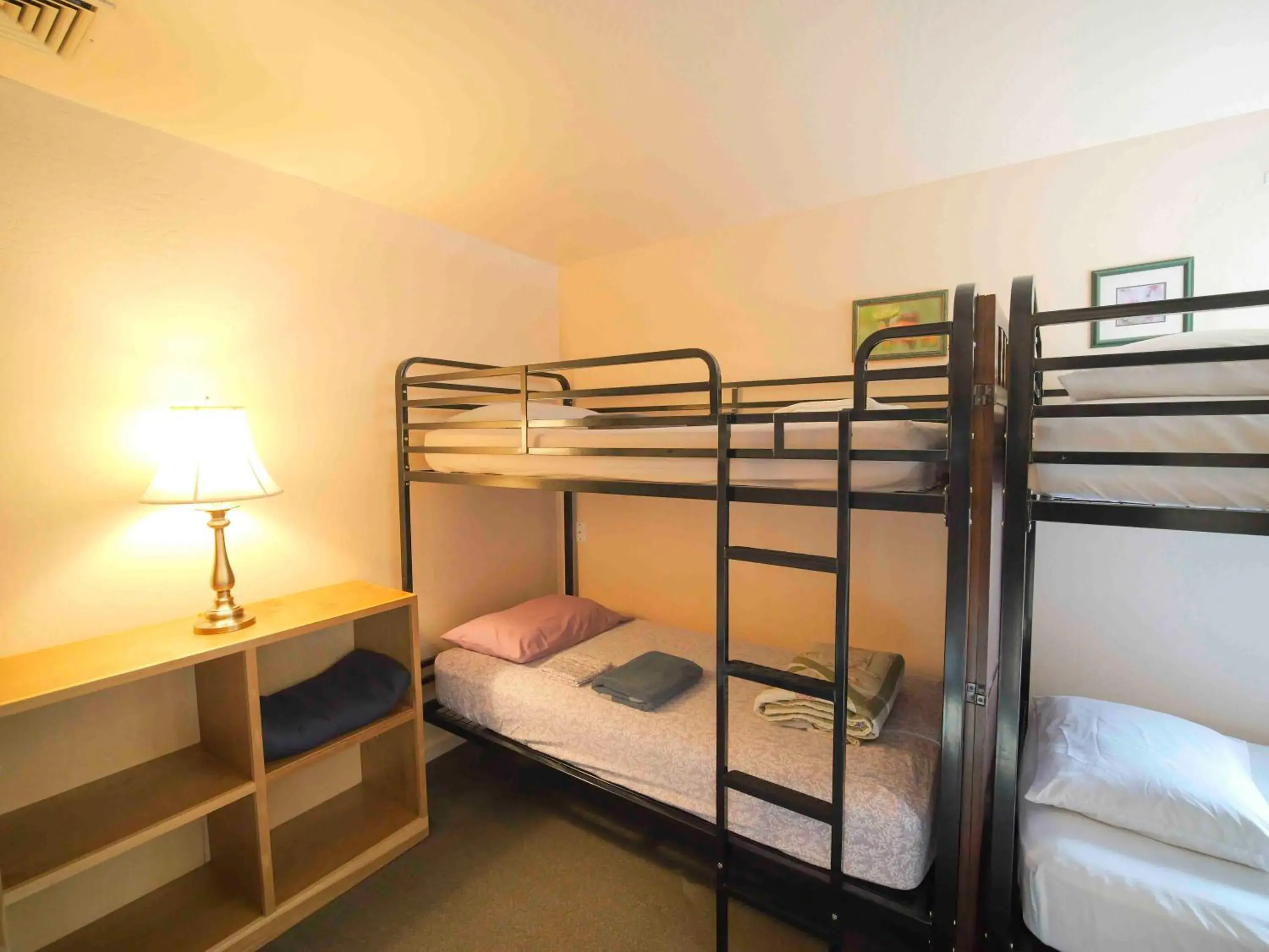 Family Room with Shared Bathroom in Ashland Commons Hostel Family Room with Shared Bathroom in Ashland Commons Hostel