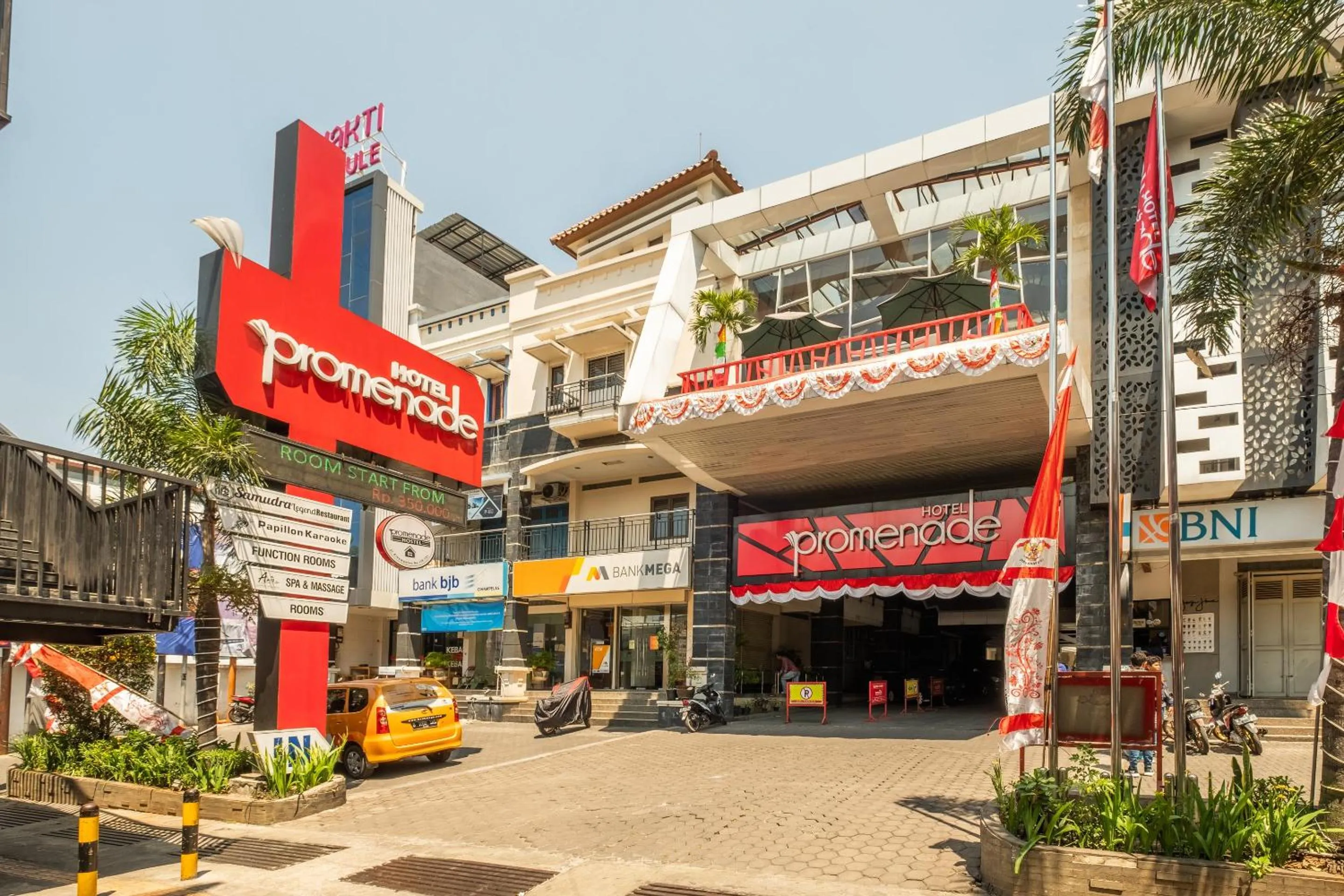 Facade/entrance in Townhouse Oak Cihampelas Near Ciwalk Formerly Promenade Hotel