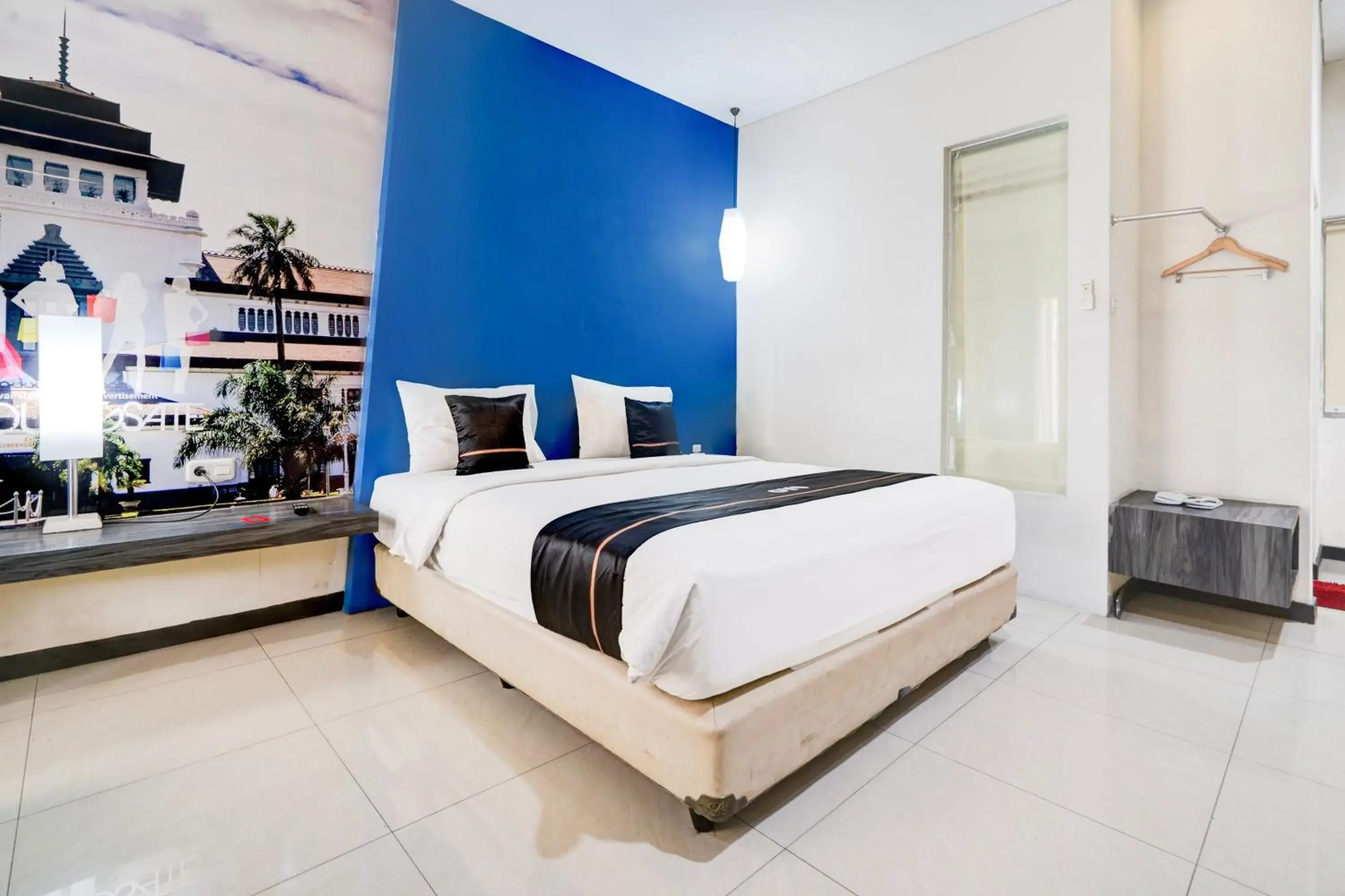 Deluxe Double Room in Townhouse Oak Cihampelas Near Ciwalk Formerly Promenade Hotel Deluxe Double Room in Townhouse Oak Cihampelas Near Ciwalk Formerly Promenade Hotel