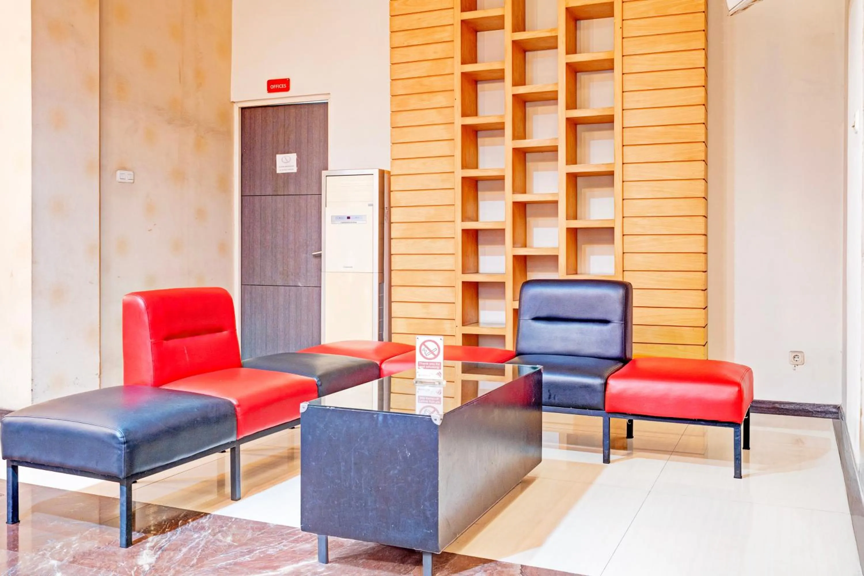 Lobby or reception in Townhouse Oak Cihampelas Near Ciwalk Formerly Promenade Hotel