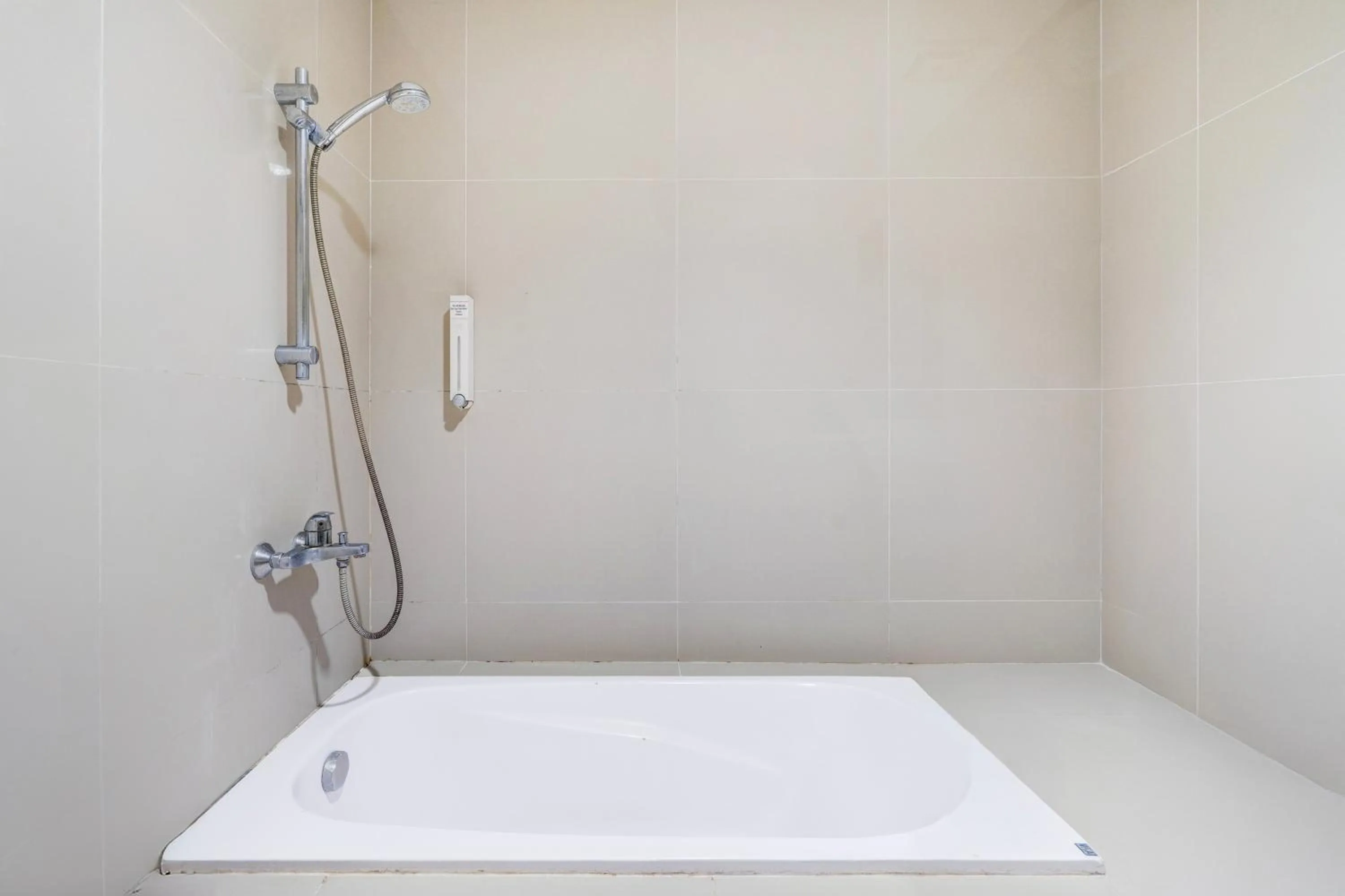 Bathroom in Townhouse Oak Cihampelas Near Ciwalk Formerly Promenade Hotel