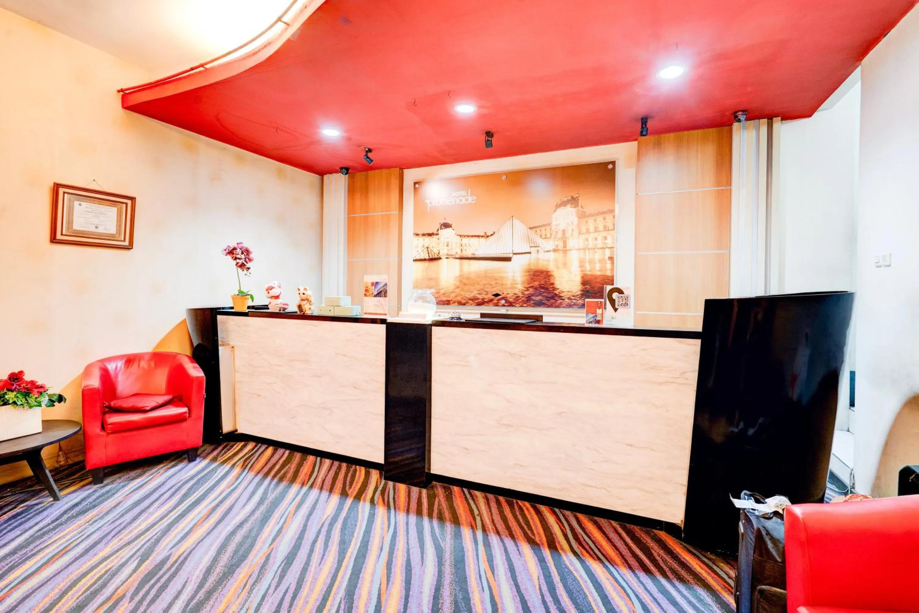 Lobby or reception in Townhouse Oak Cihampelas Near Ciwalk Formerly Promenade Hotel