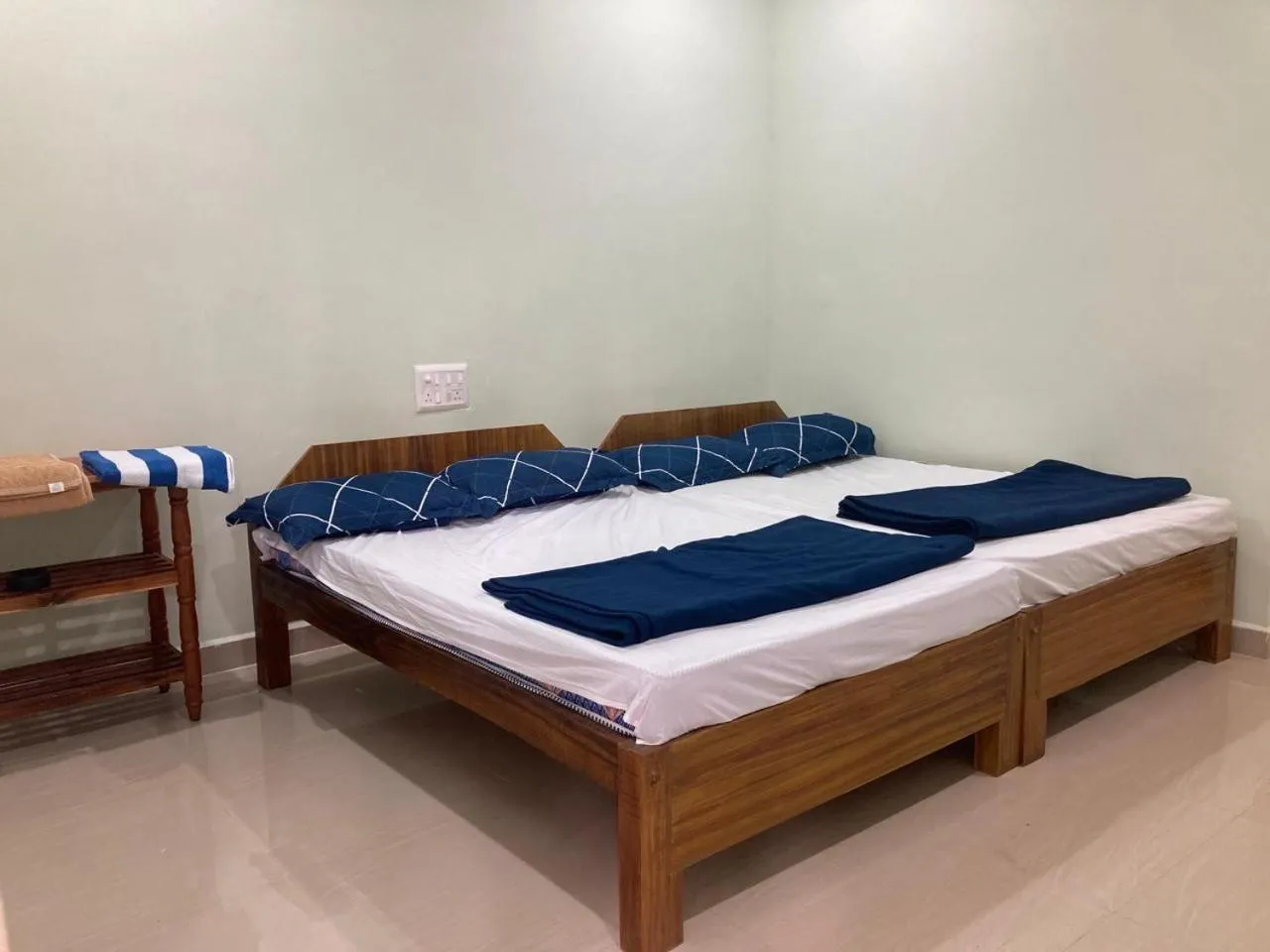 Bed in Oceanic Stay And Restaurant Gokarna