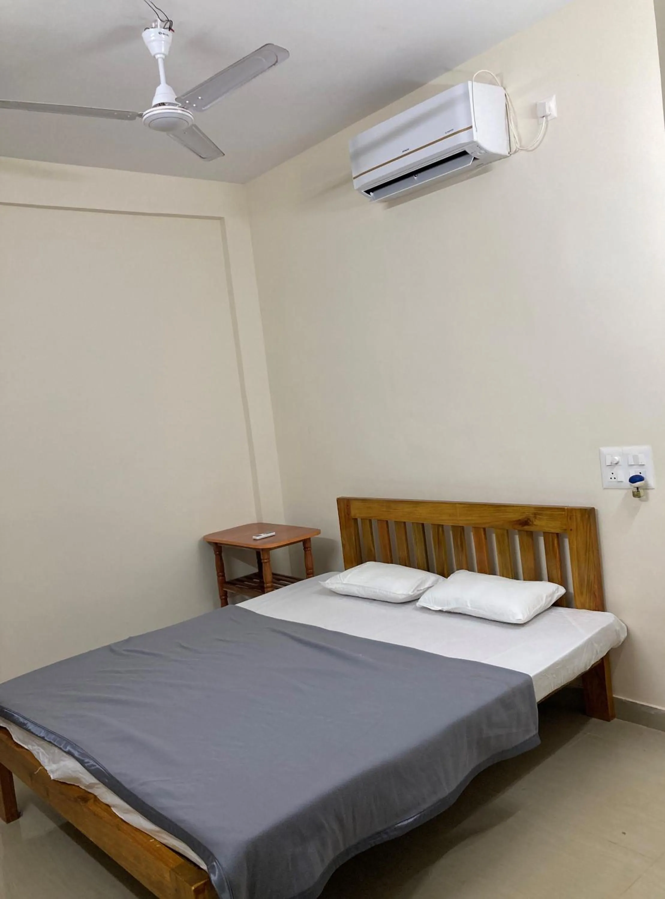 Bed in Oceanic Stay And Restaurant Gokarna