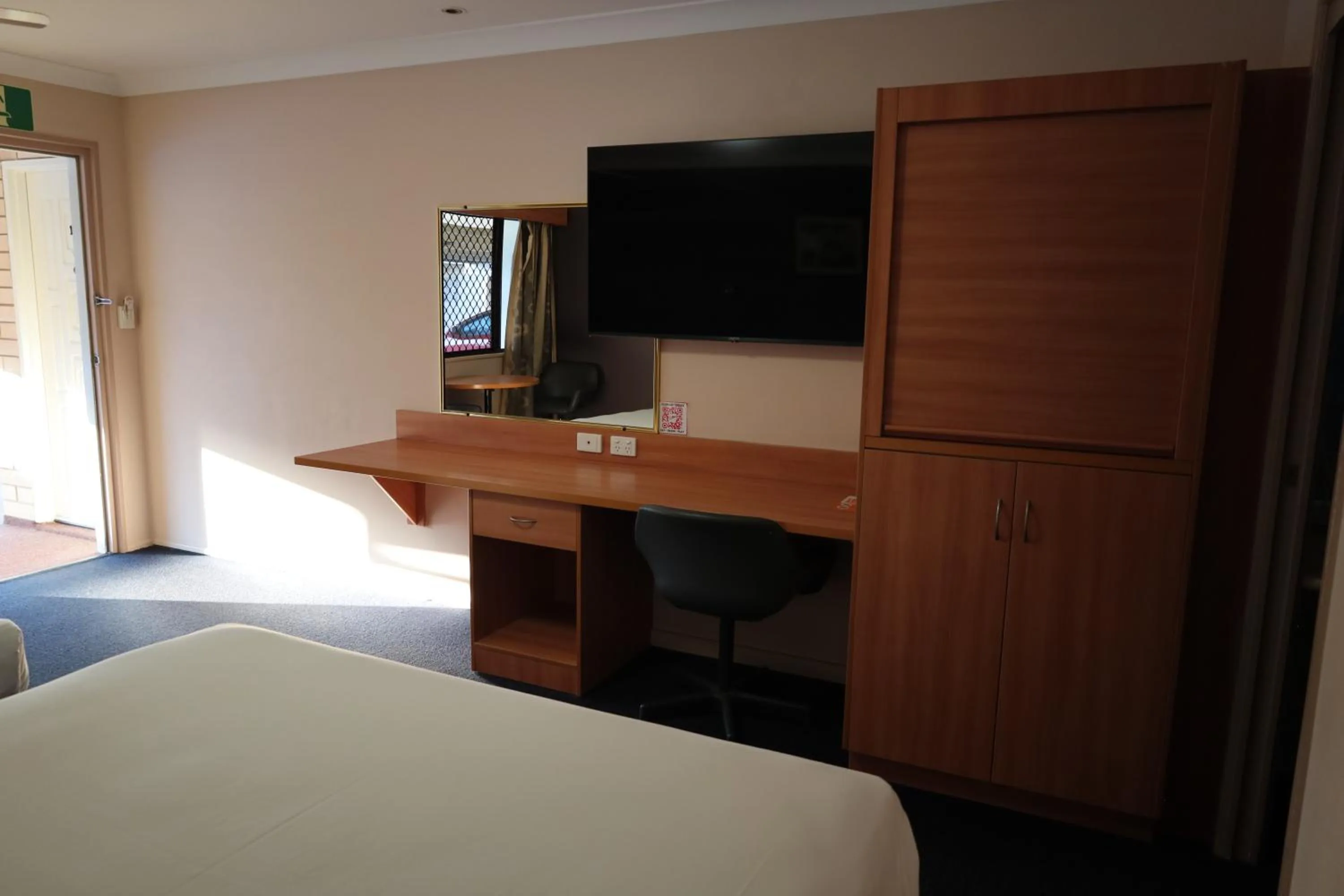 Bed in SunPalms Motel