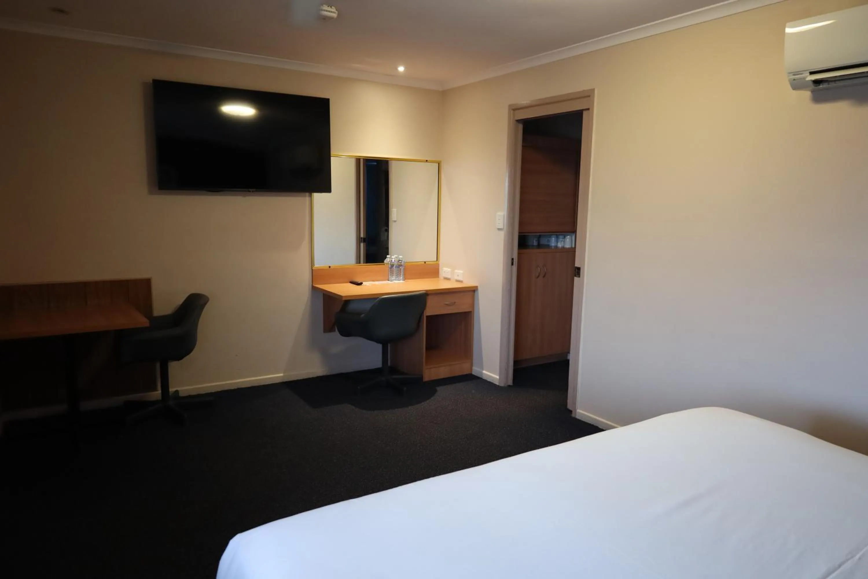 Bed in SunPalms Motel