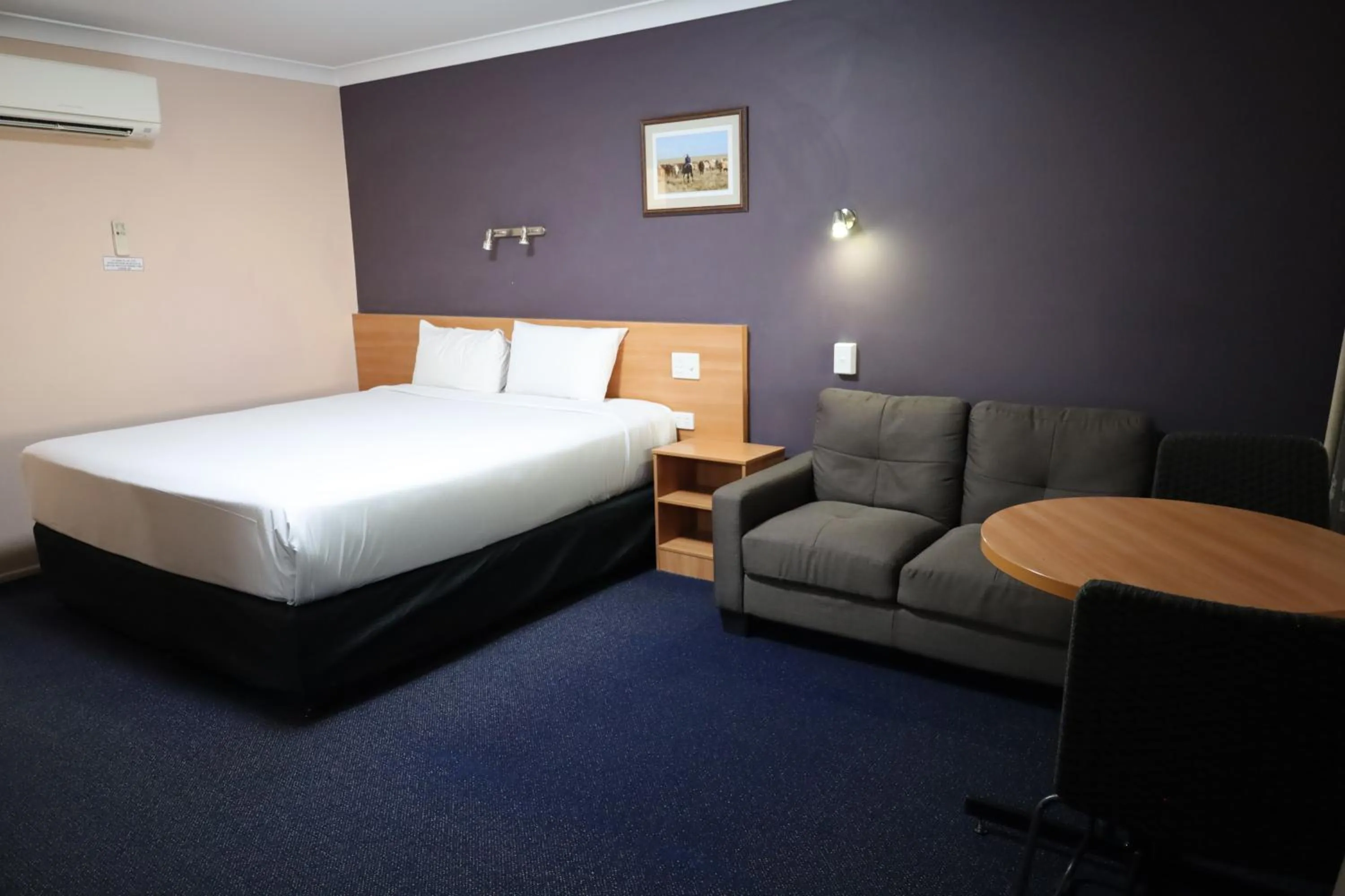 Bed in SunPalms Motel