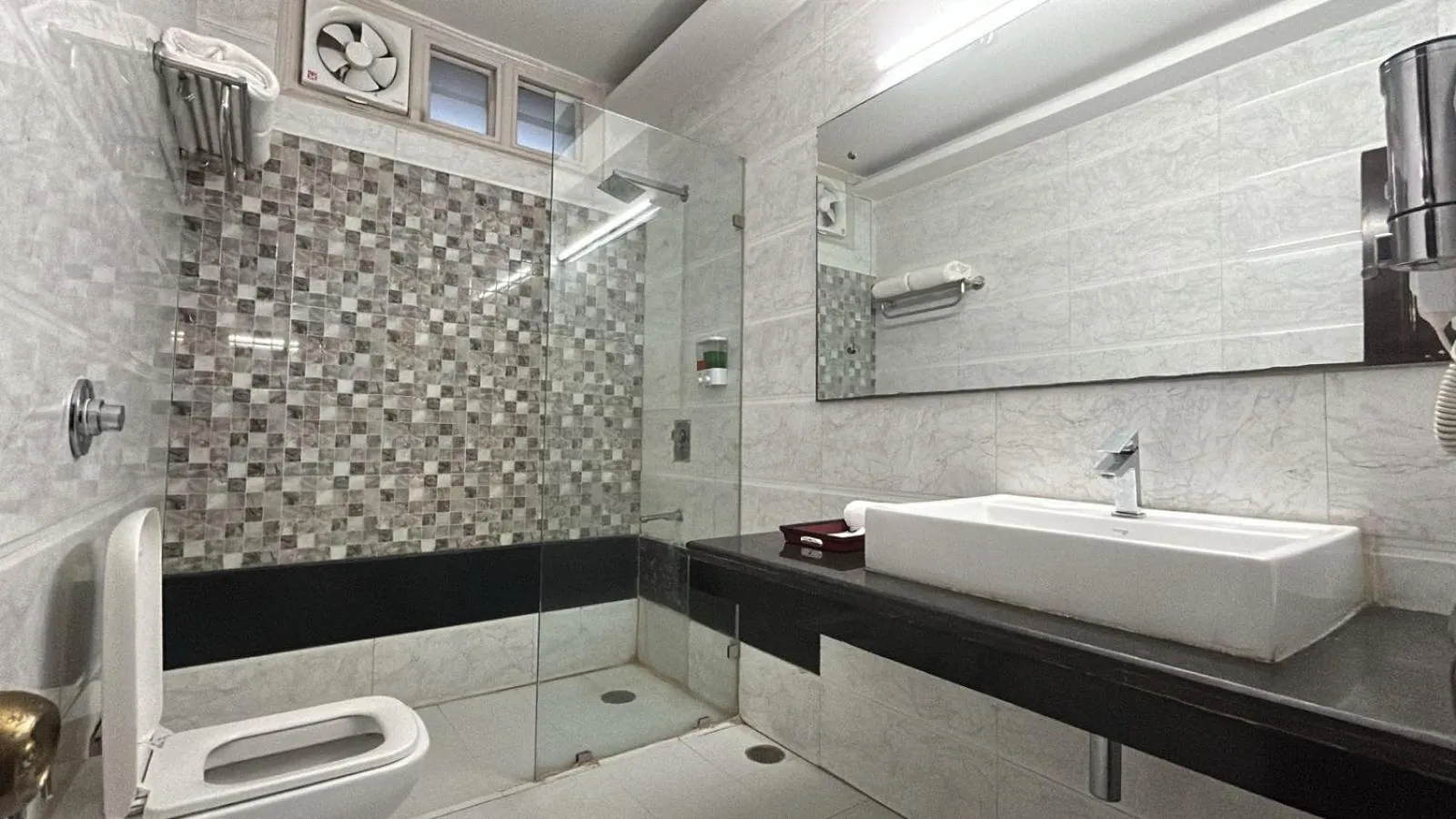 Shower in Tivoli Heritage Palace, Rewari