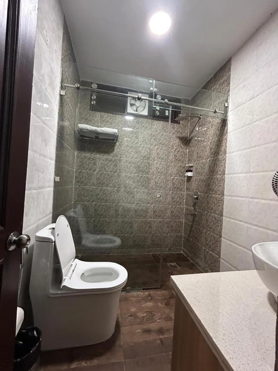 Shower in Tivoli Heritage Palace, Rewari