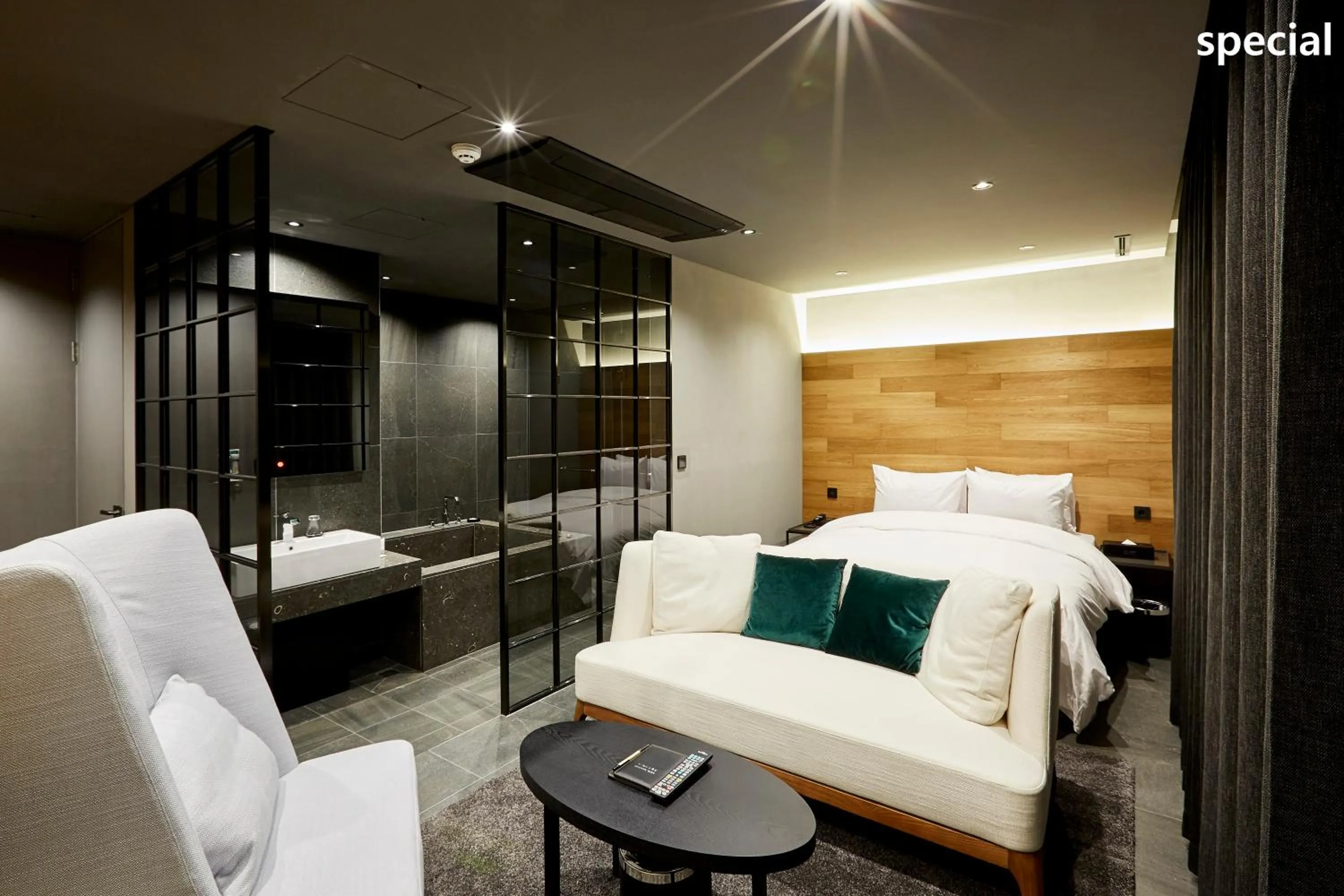 Photo of the whole room, Bed in Hotel The Artist Yeoksam