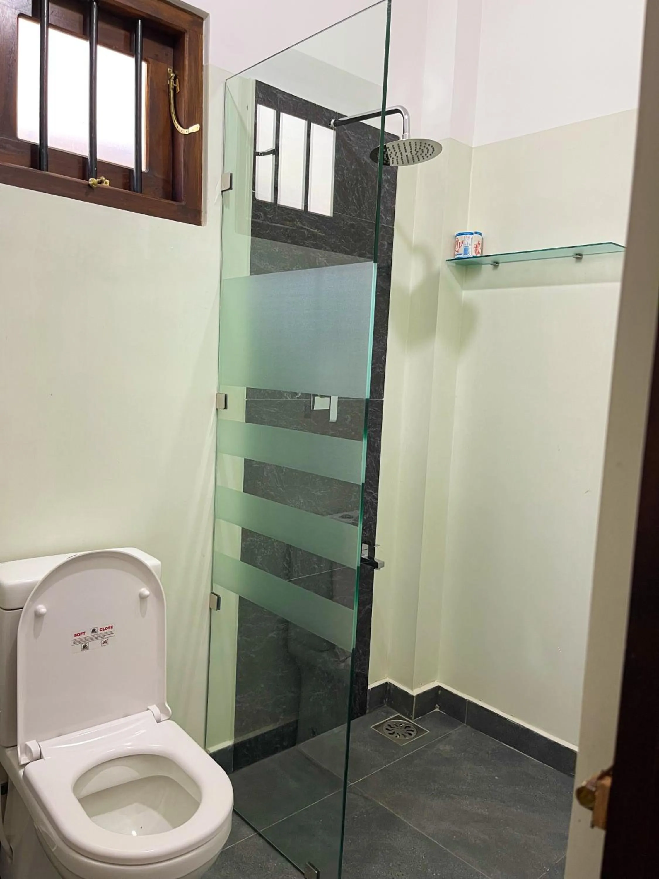 Bathroom in LaRoy Mirissa