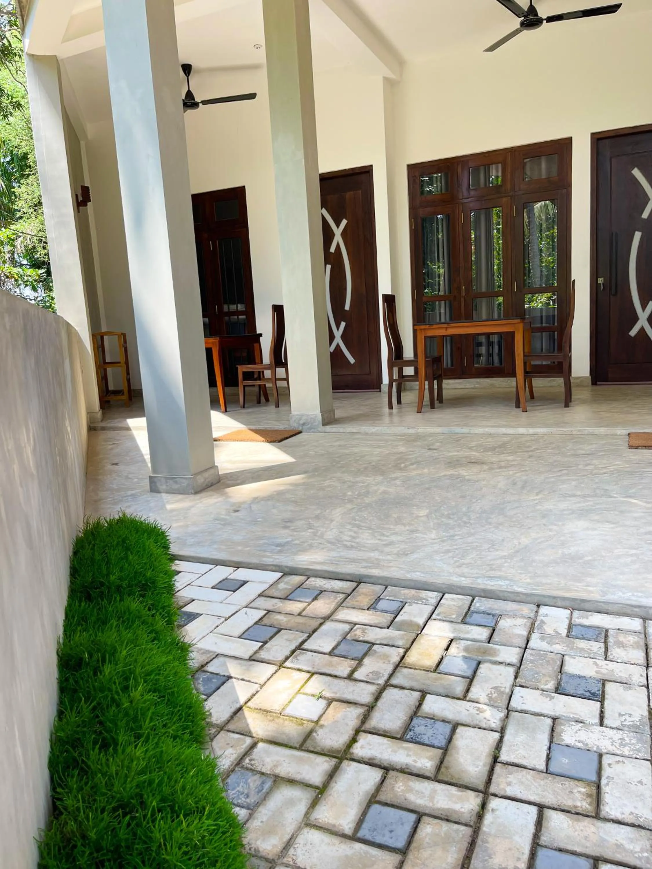 Facade/entrance in LaRoy Mirissa