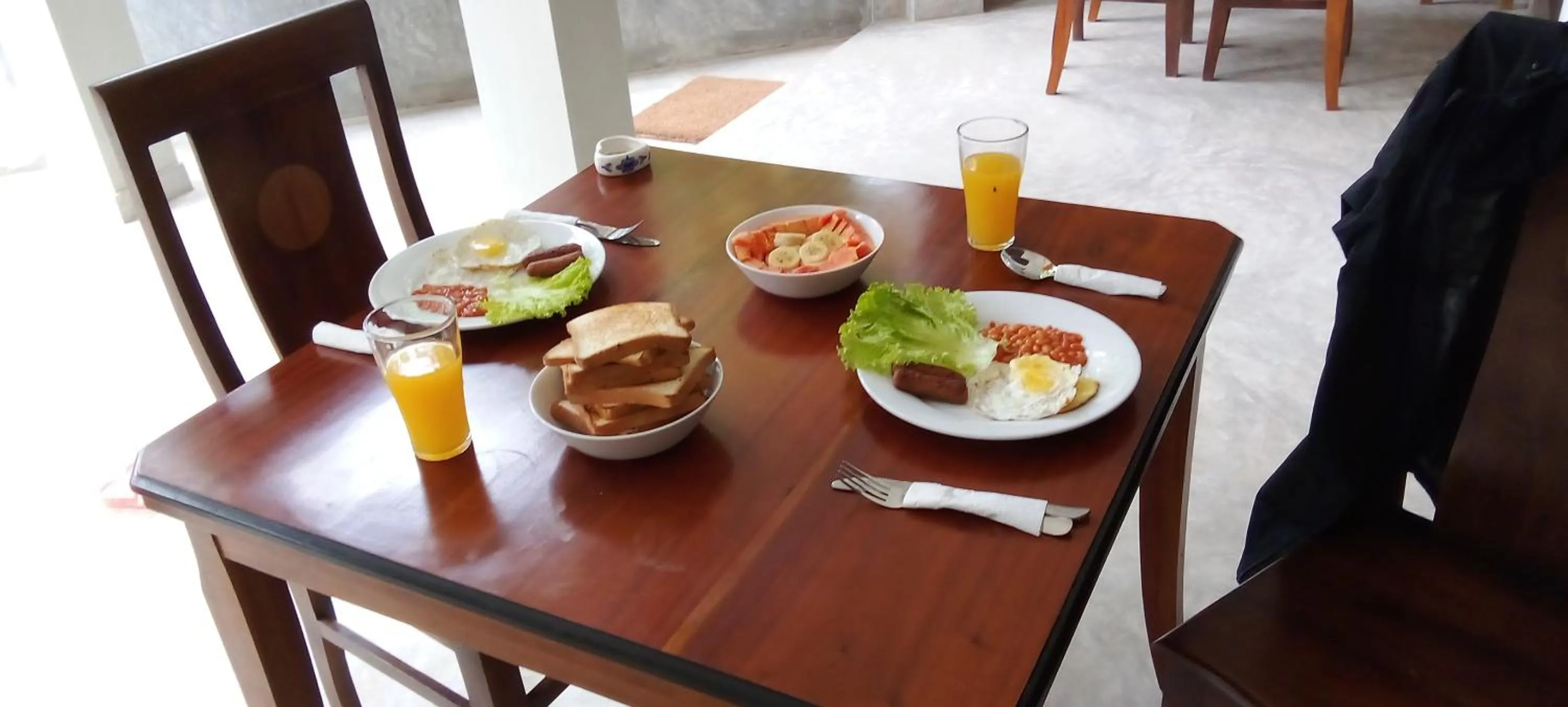 Food and drinks in LaRoy Mirissa