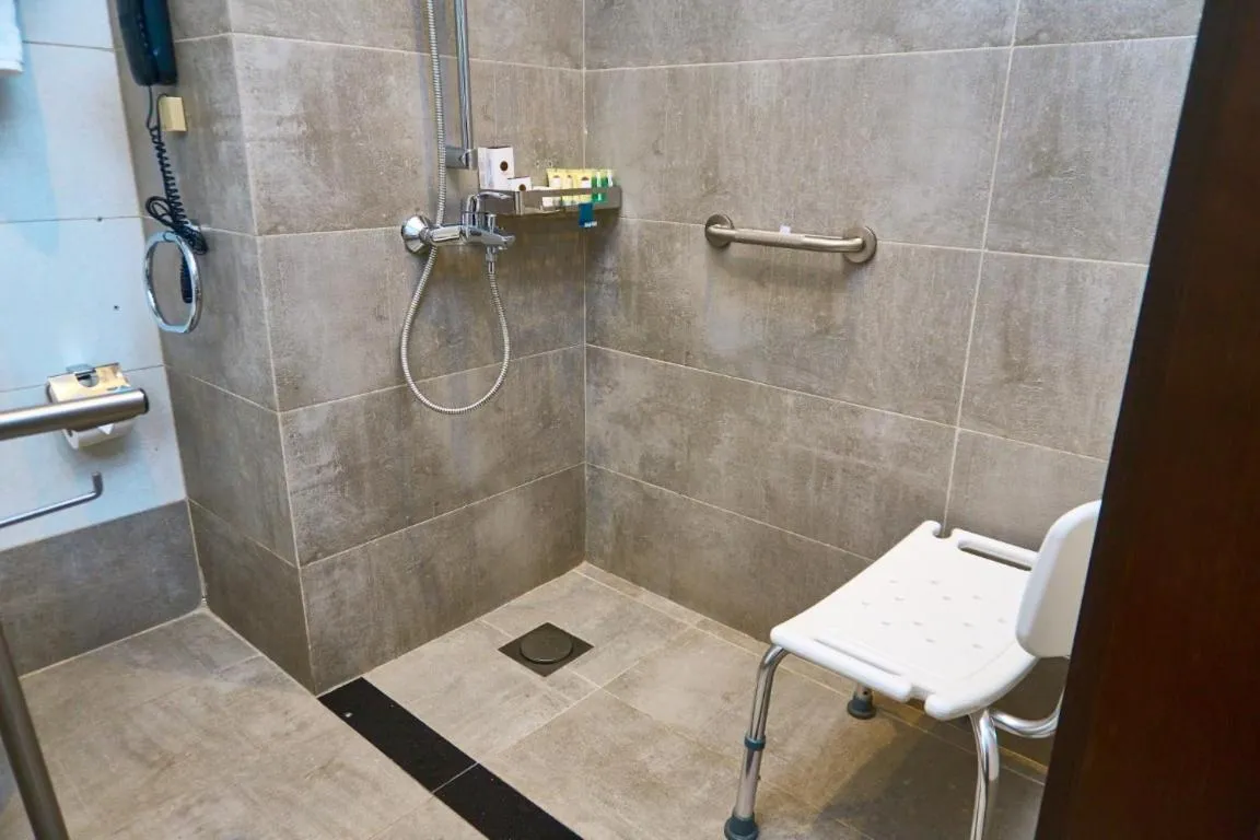 Shower in Selat Al Bait Hotel