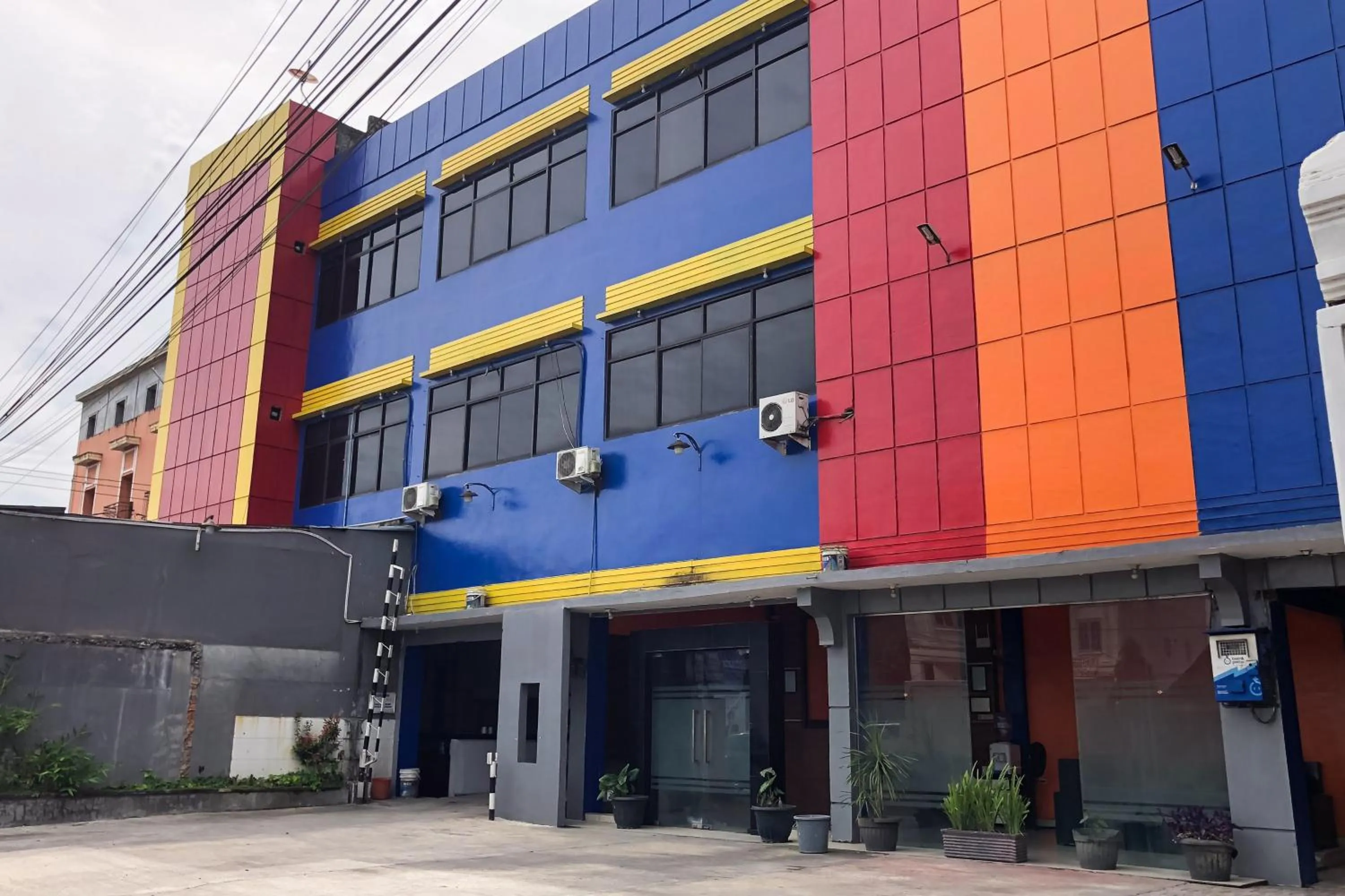 Facade/entrance in Hotel Mulia Tiza Binjai RedPartner