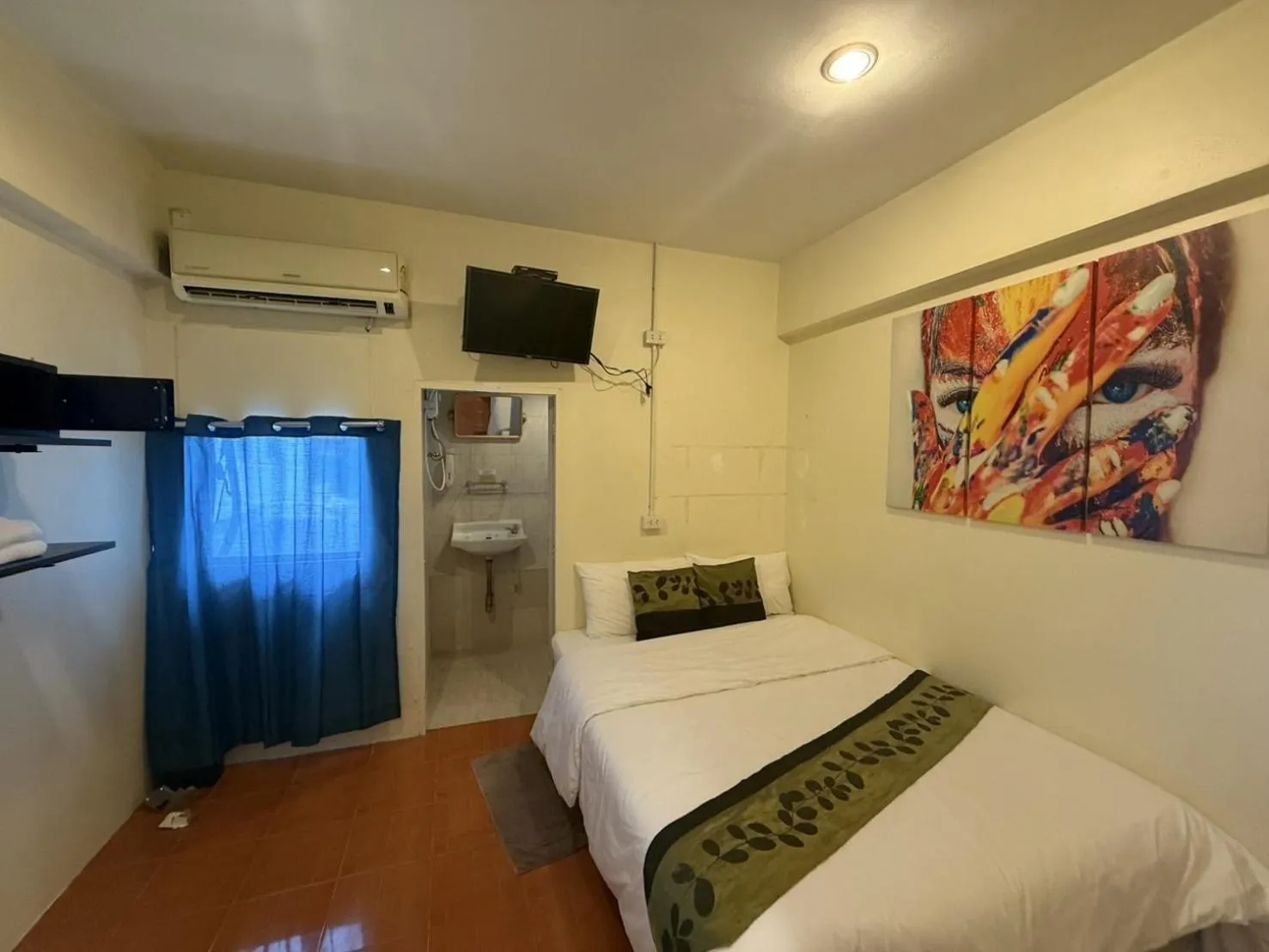 Photo of the whole room, Bed in Greenhouse Bangkok Khaosan