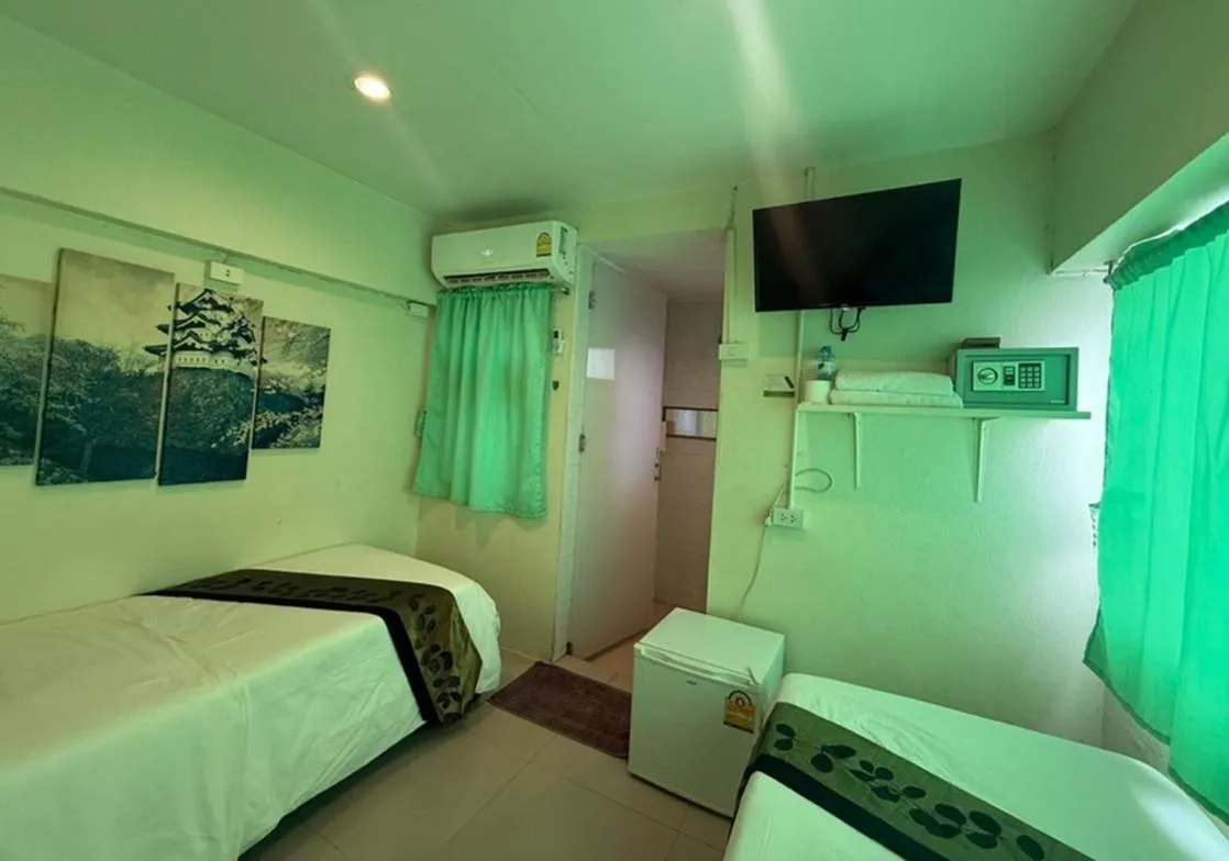 Photo of the whole room, Bed in Greenhouse Bangkok Khaosan