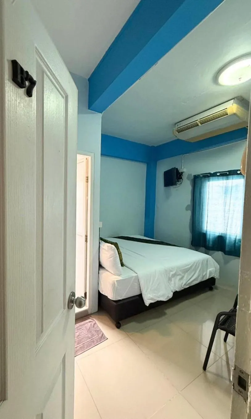 Photo of the whole room, Bed in Greenhouse Bangkok Khaosan