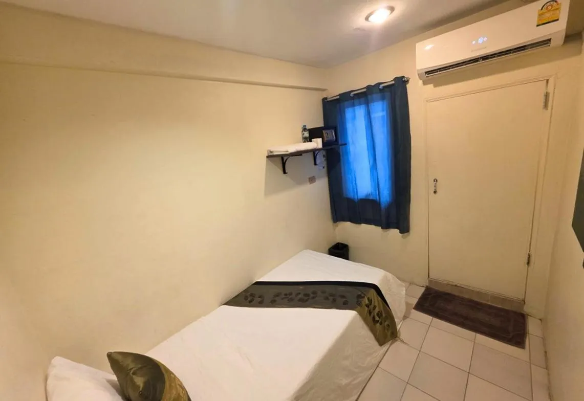 Photo of the whole room, Bed in Greenhouse Bangkok Khaosan