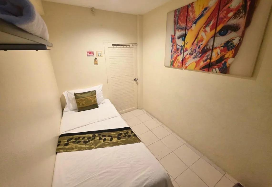 Photo of the whole room, Bed in Greenhouse Bangkok Khaosan