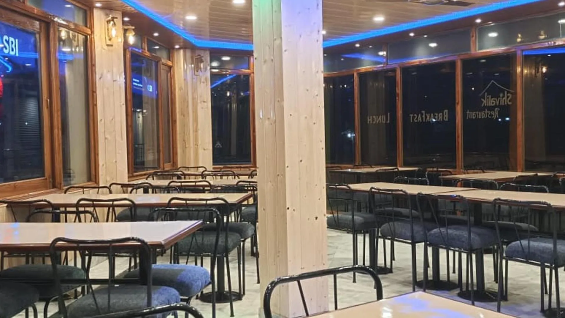 Dining area in Shivalik River Retreat