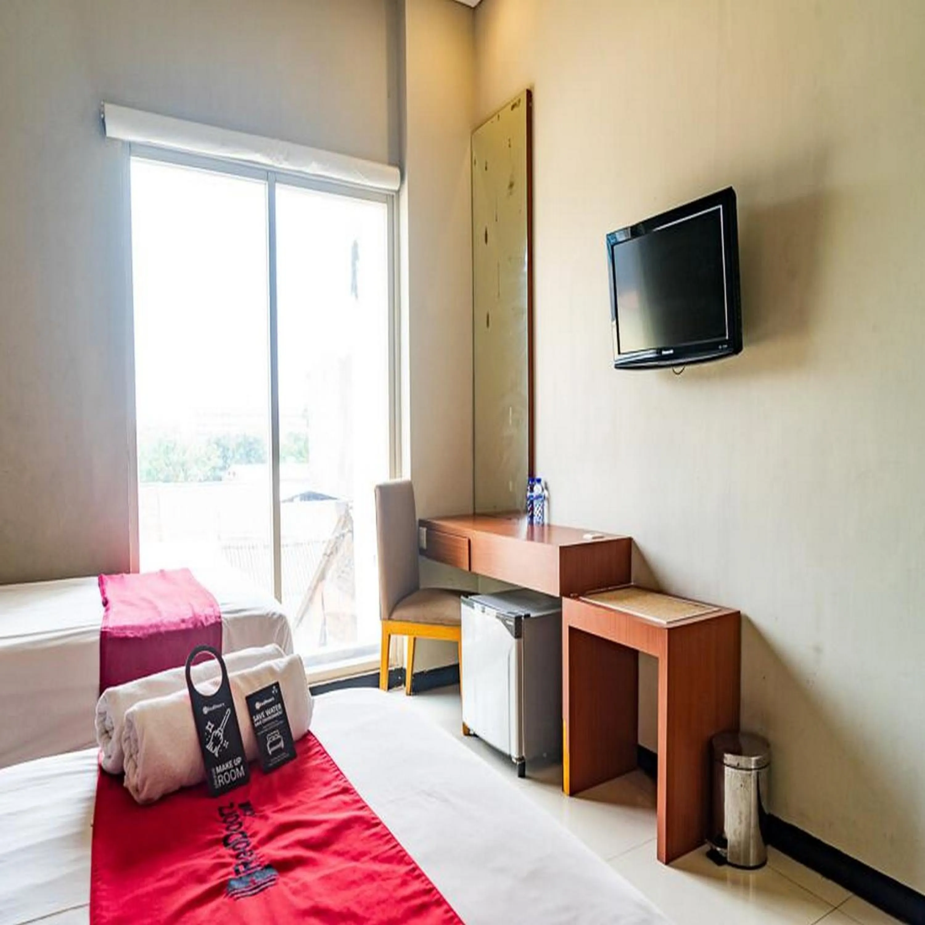 Bedroom, Bed in RedDoorz Plus at Blue Pacific Blok M