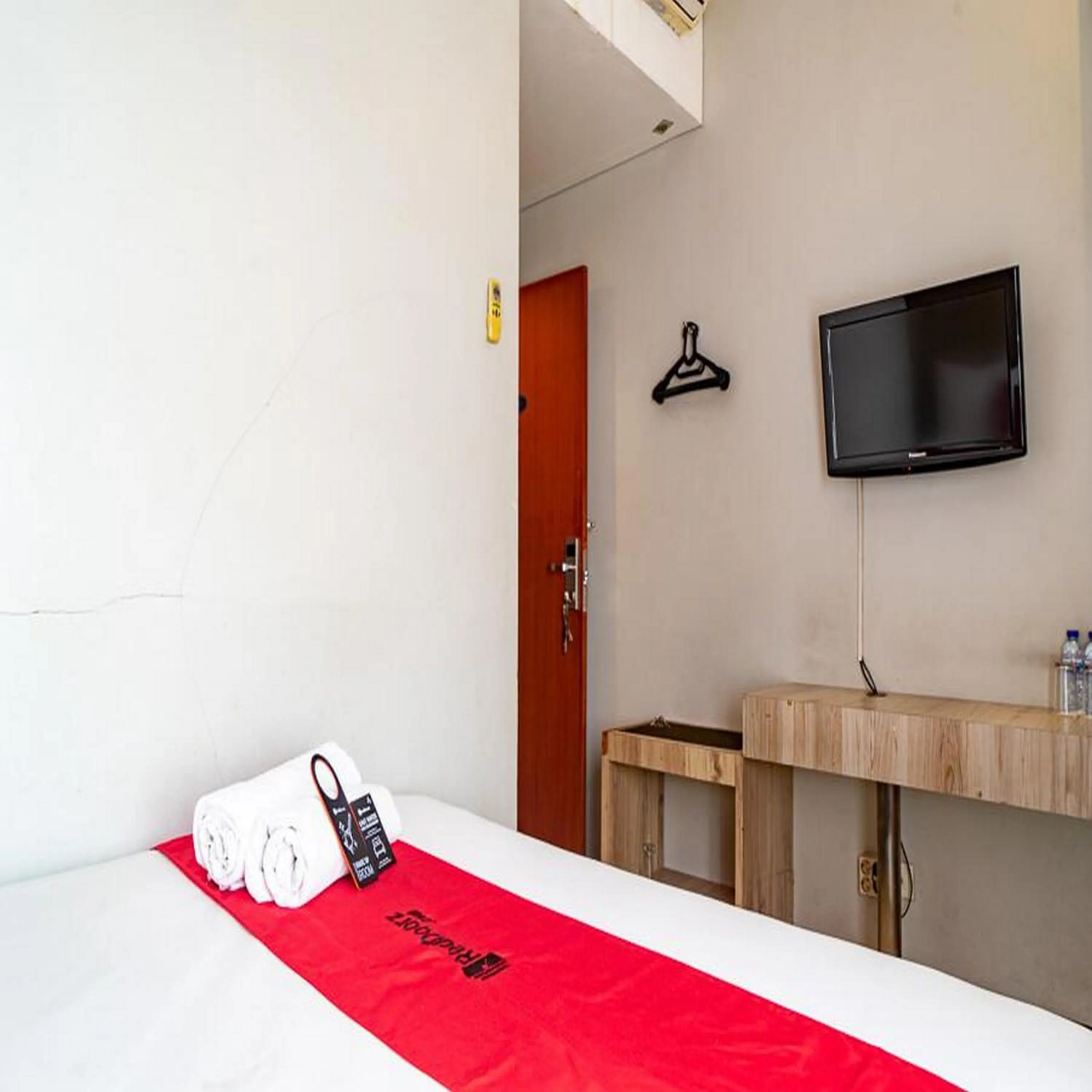 Bedroom, Bed in RedDoorz Plus at Blue Pacific Blok M