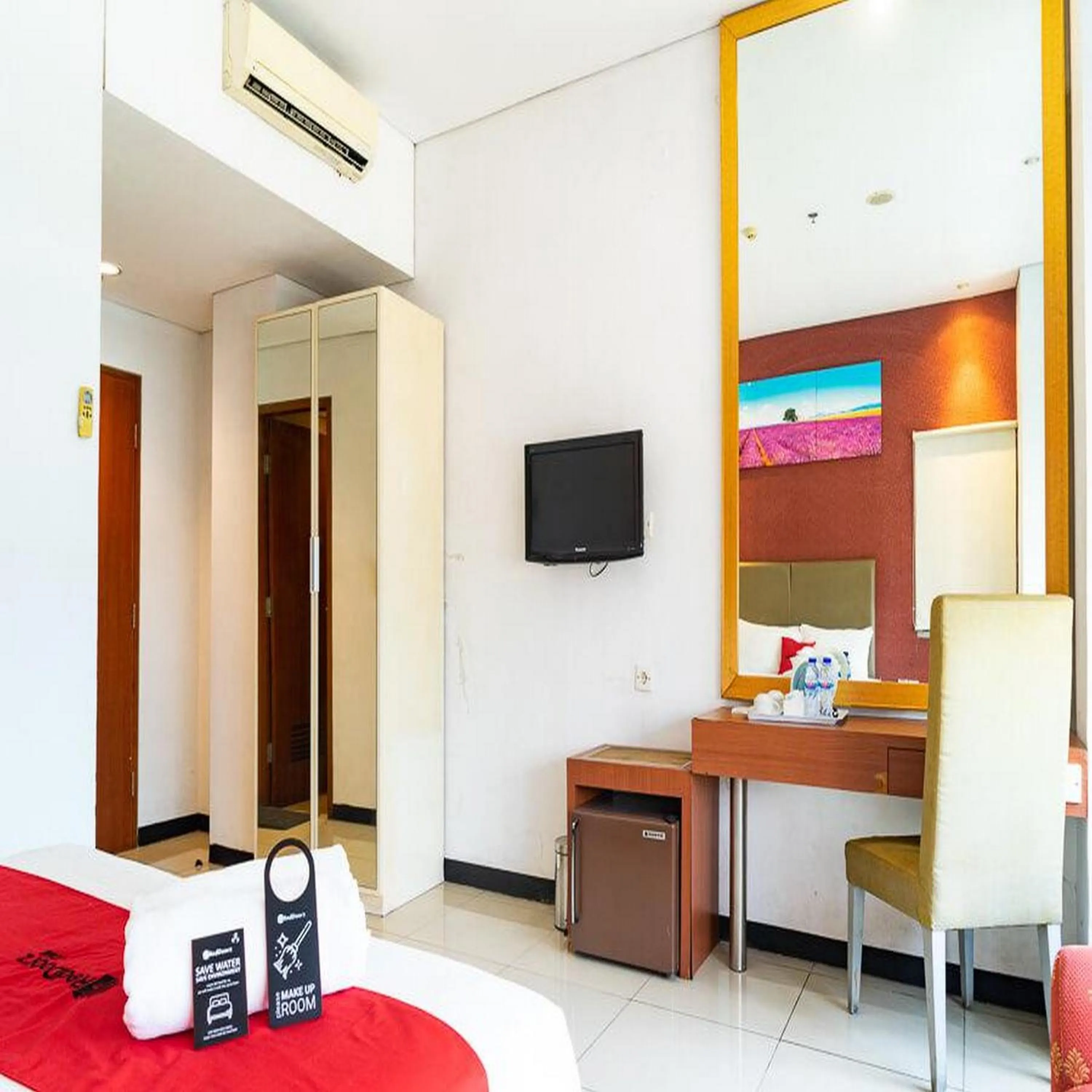 Bedroom, Bed in RedDoorz Plus at Blue Pacific Blok M