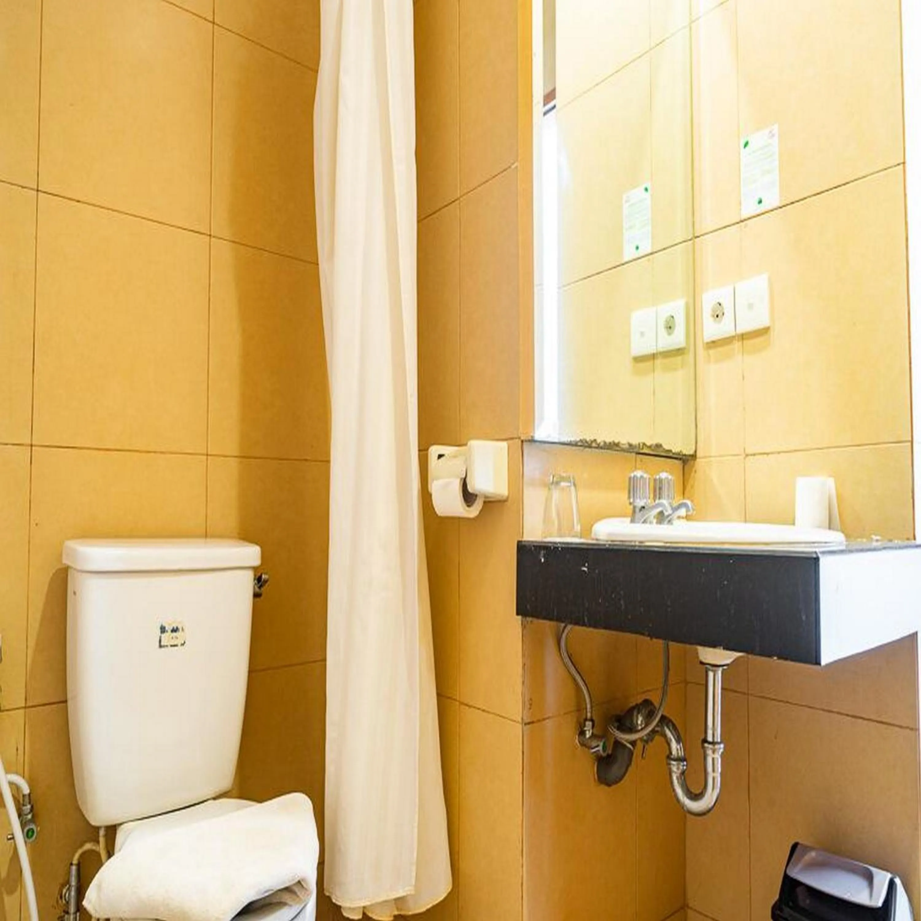 Bathroom in RedDoorz Plus at Blue Pacific Blok M