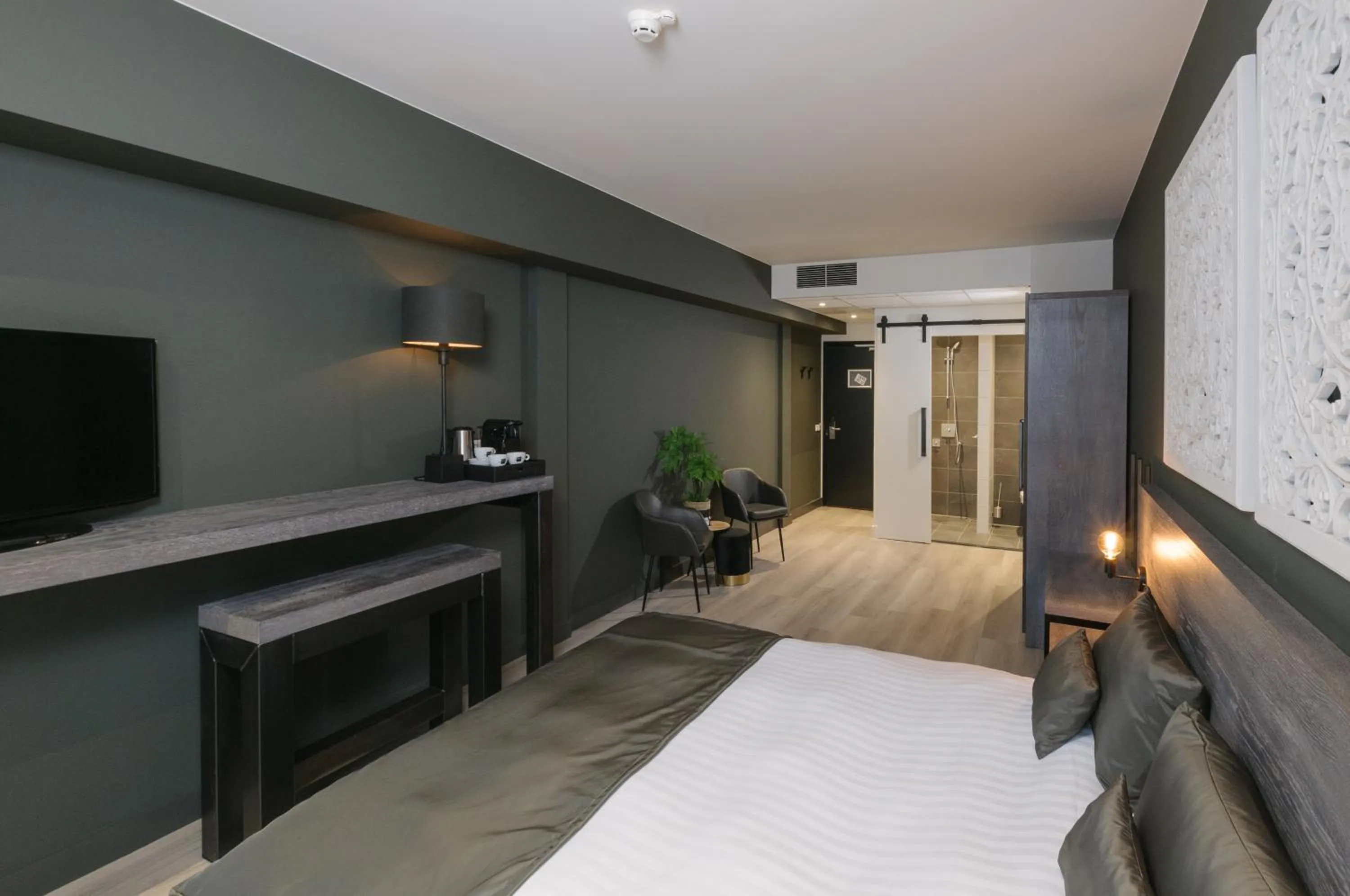 Shower, Bed in Hotel De Rustende Jager