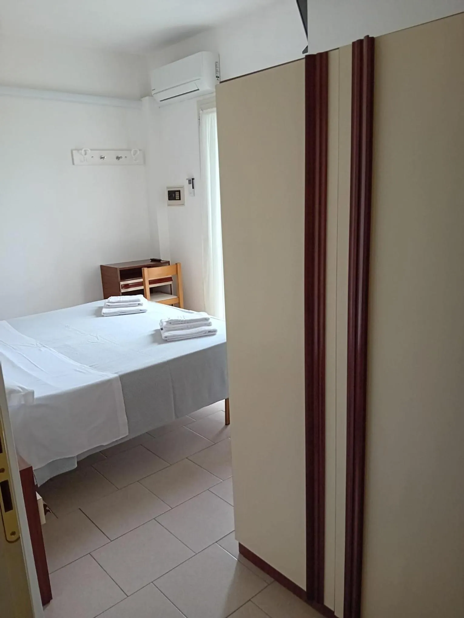 wardrobe, Bed in Hotel Serafini Misano Adriatico