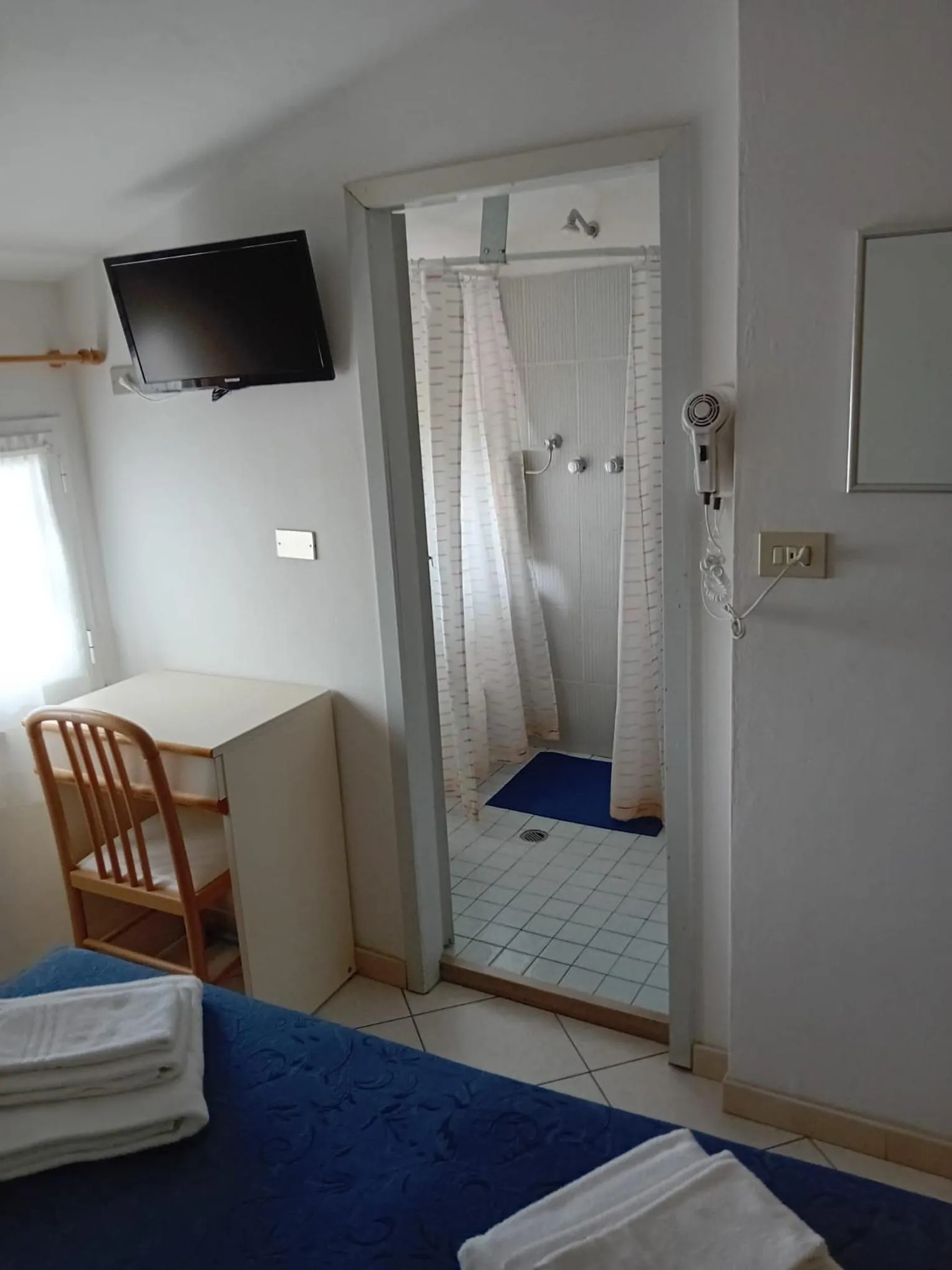 Shower, Bed in Hotel Serafini Misano Adriatico