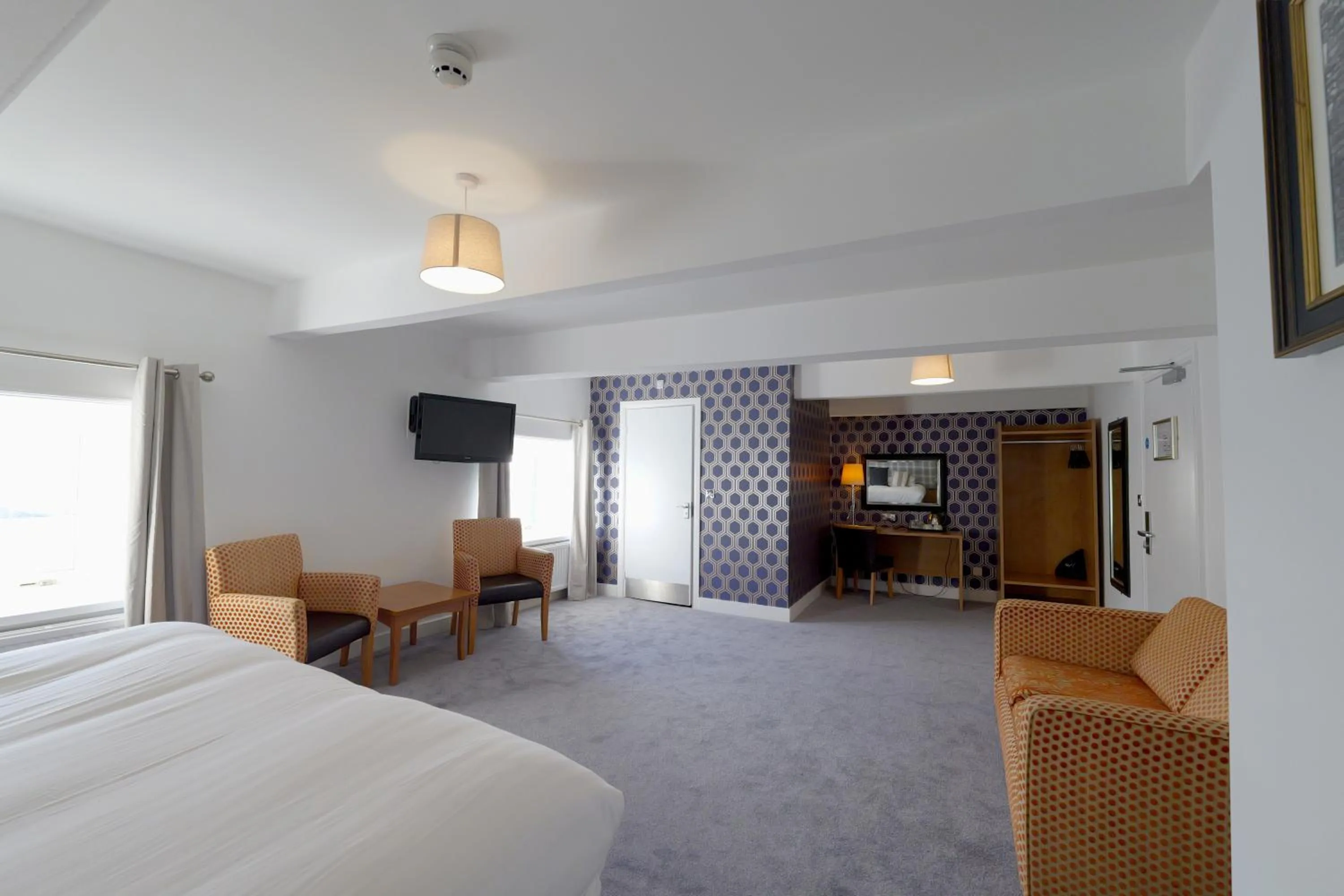 Seating area, Bed in THE LORD NELSON HOTEL