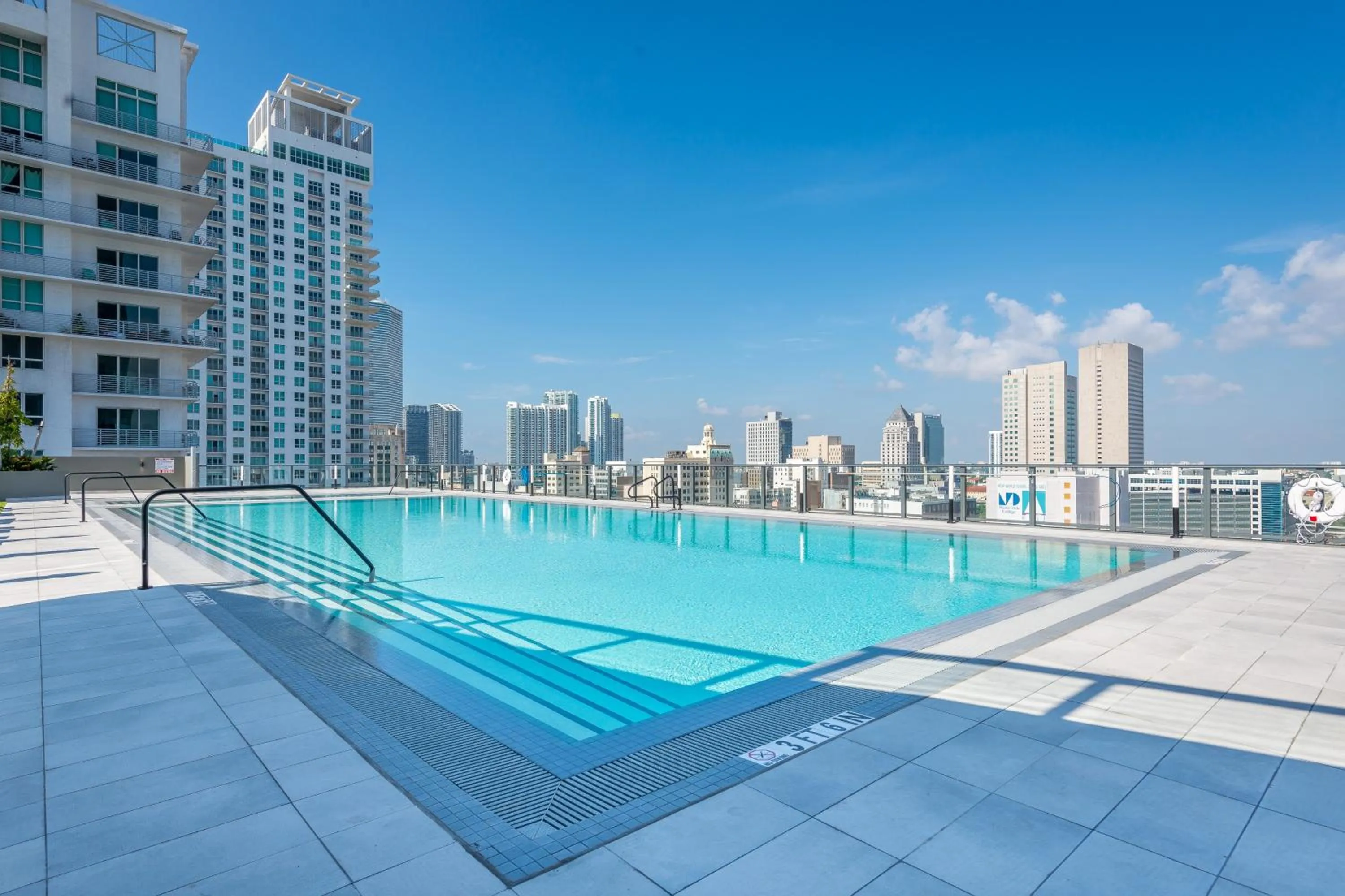 Swimming pool in Sentral Alea Miami