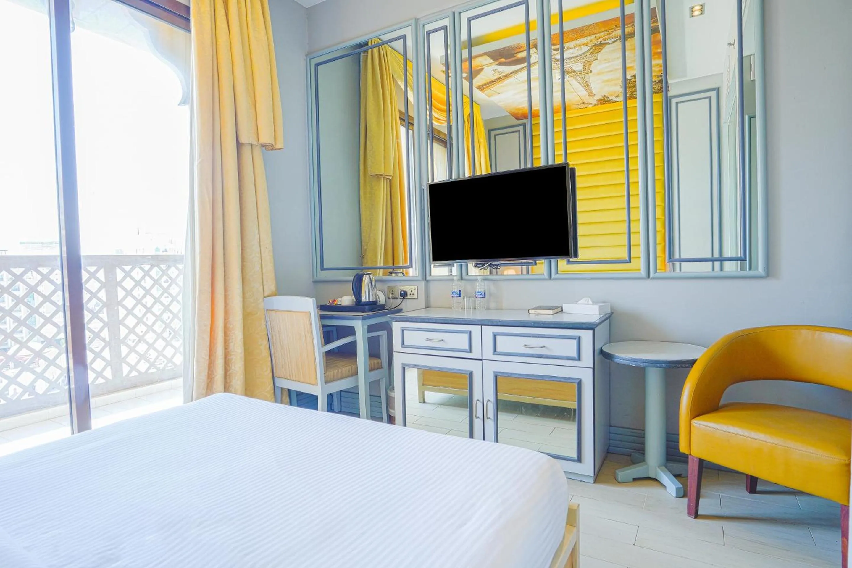 Bedroom in Palette Royal Reflections Hotel and Spa Dubai