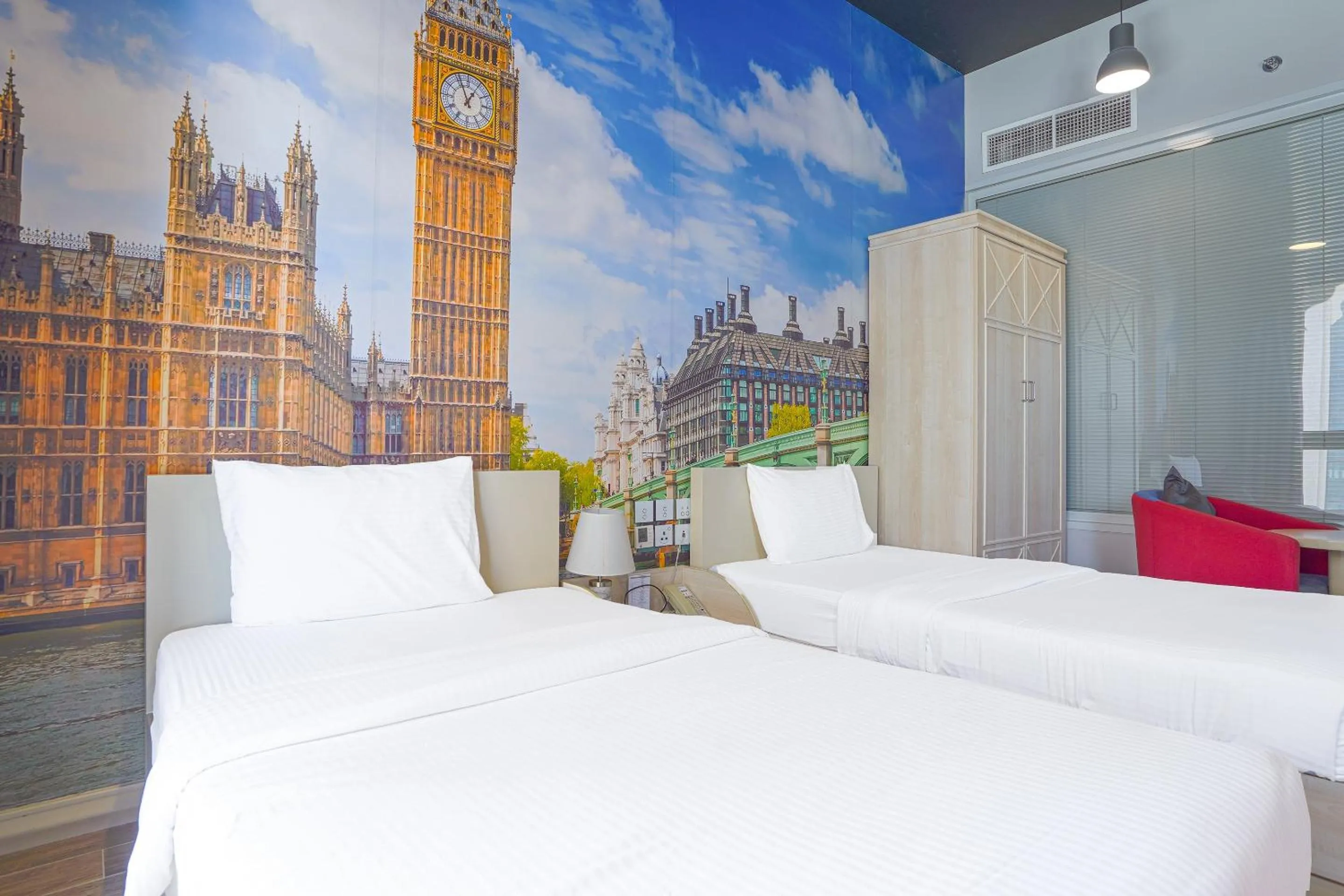 Bedroom in Palette Royal Reflections Hotel and Spa Dubai