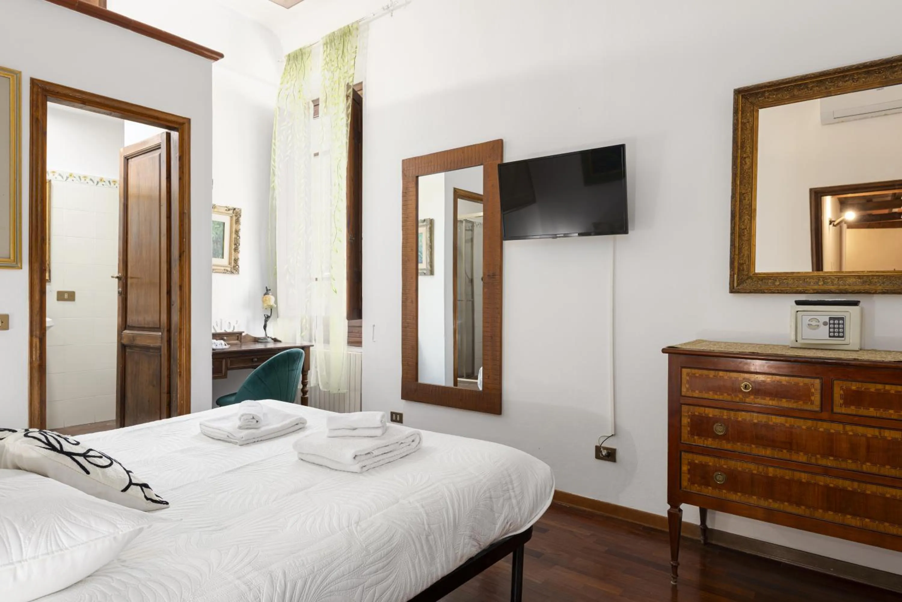 Bedroom, Bed in Strange Uncle B&B