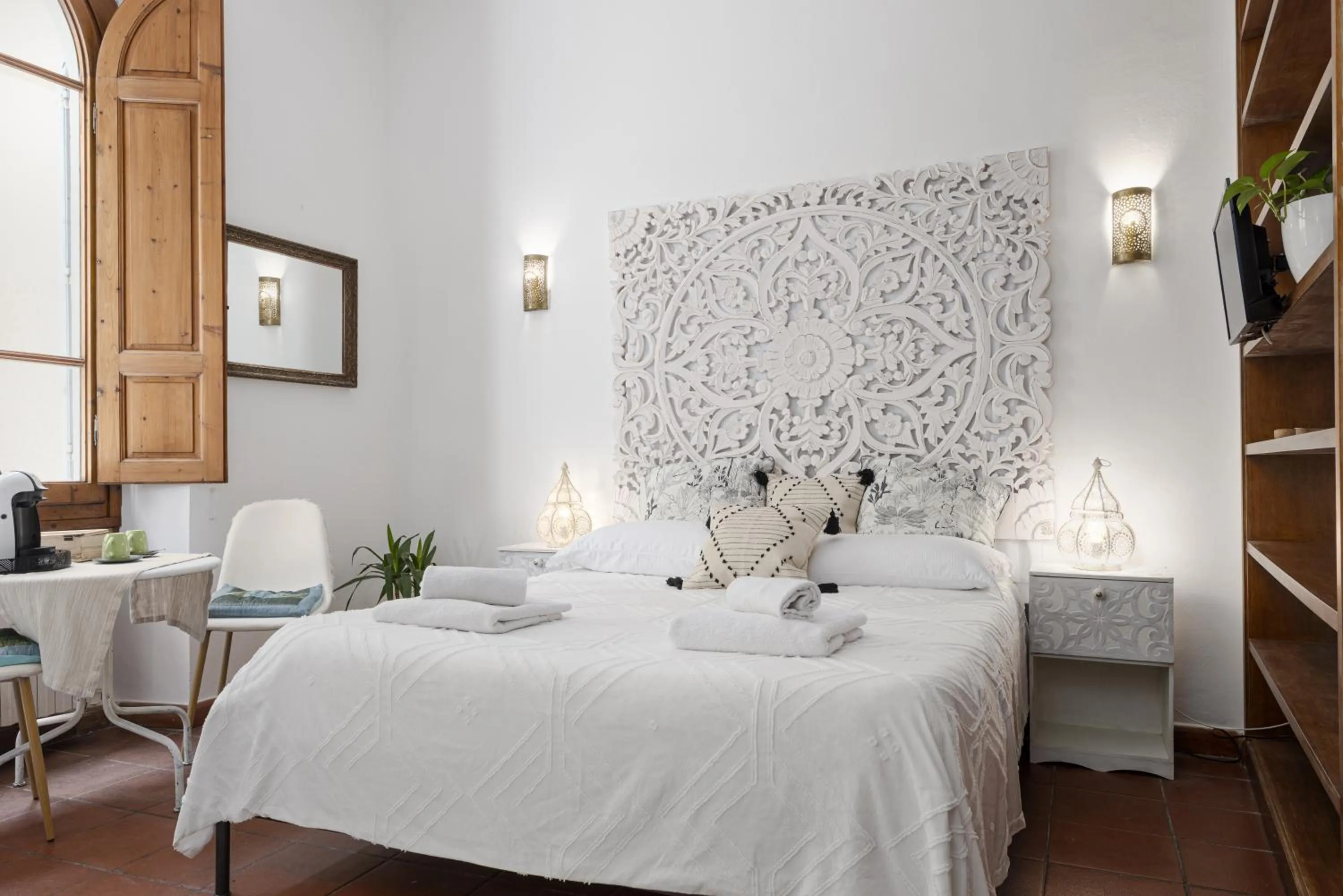 Bedroom, Bed in Strange Uncle B&B