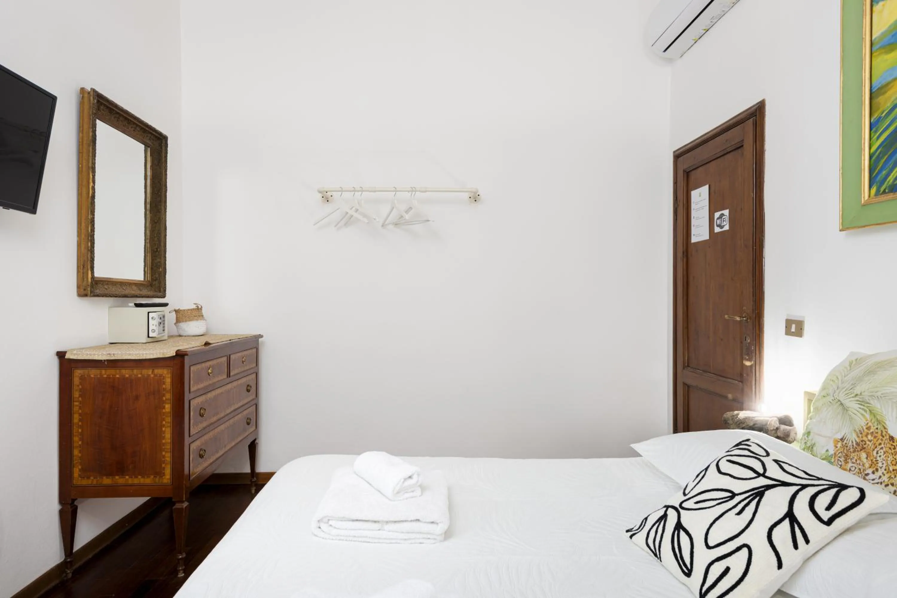 Bedroom, Bed in Strange Uncle B&B