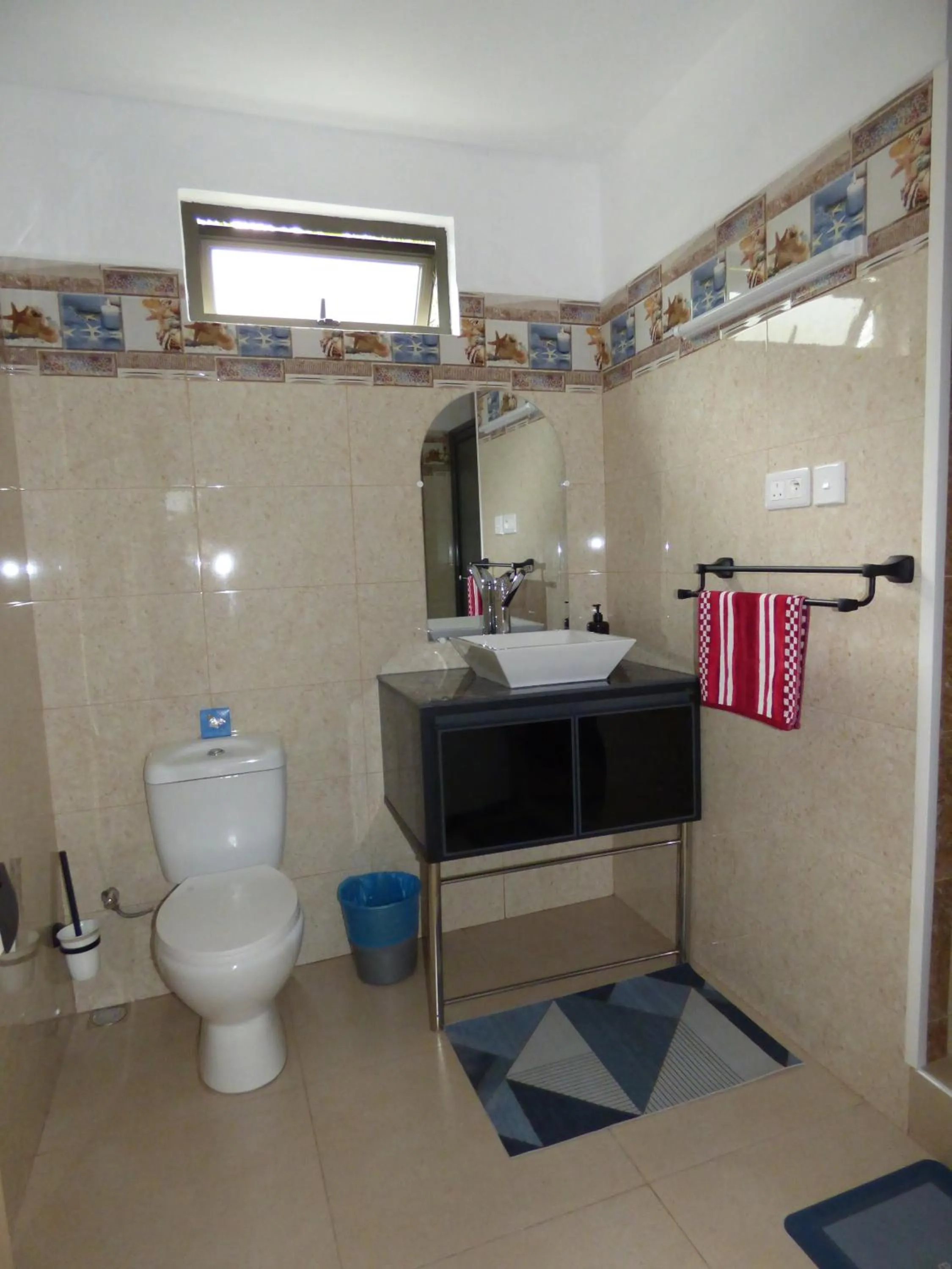 Bathroom in La Nuit Étoilée , Restez plus, payez moins !