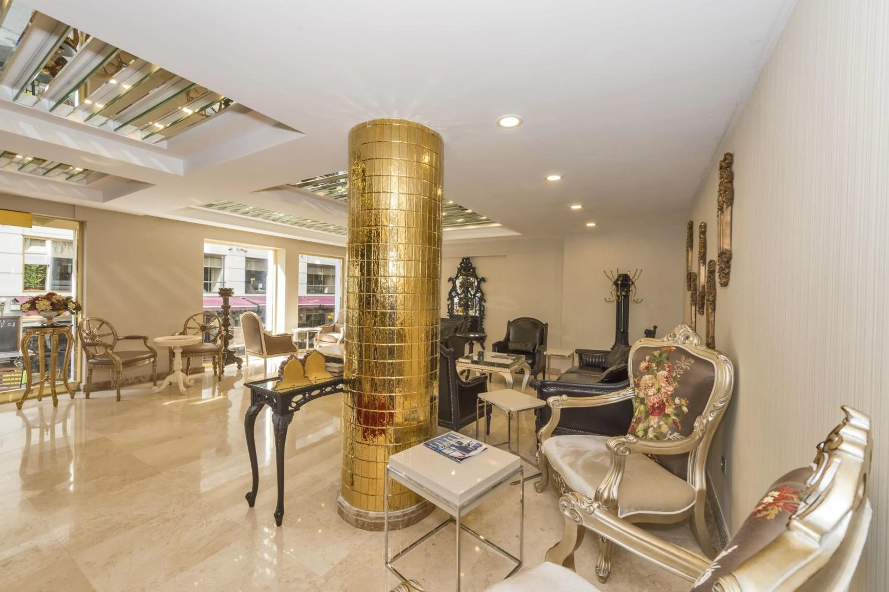 Communal lounge/ TV room in Escardın hotel