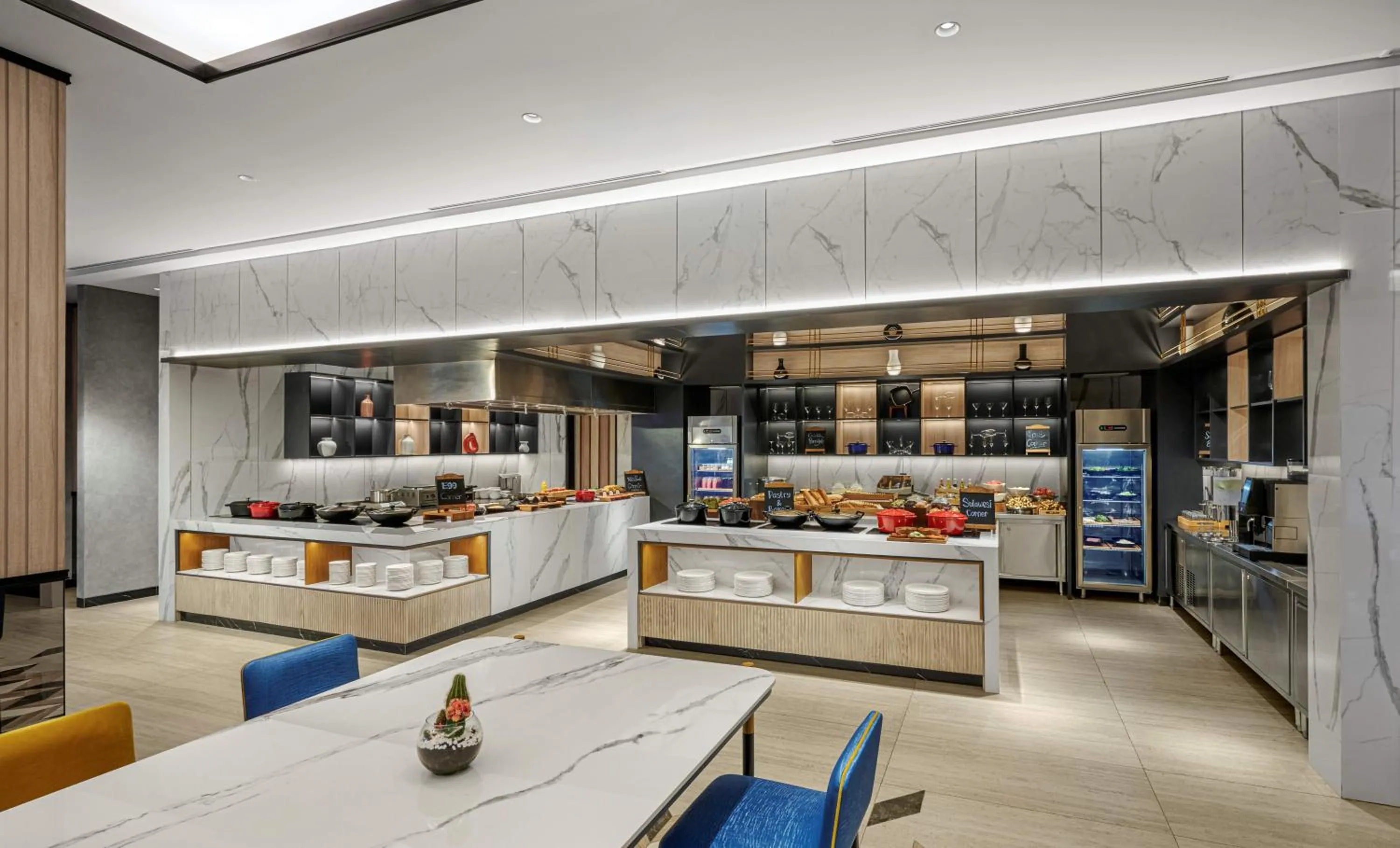 Restaurant/places to eat in Hyatt Place Makassar