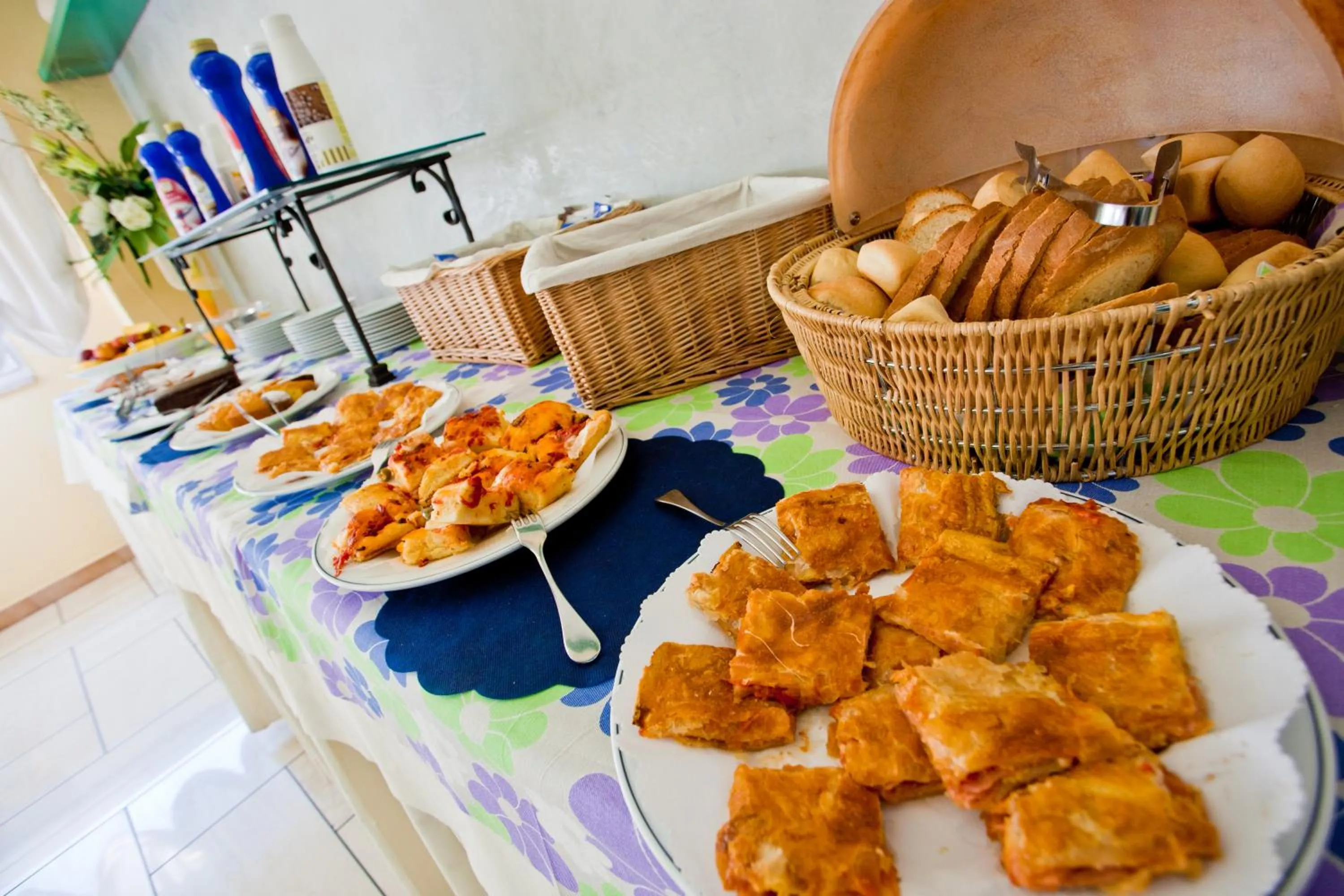 Restaurant/places to eat in Hotel Condor