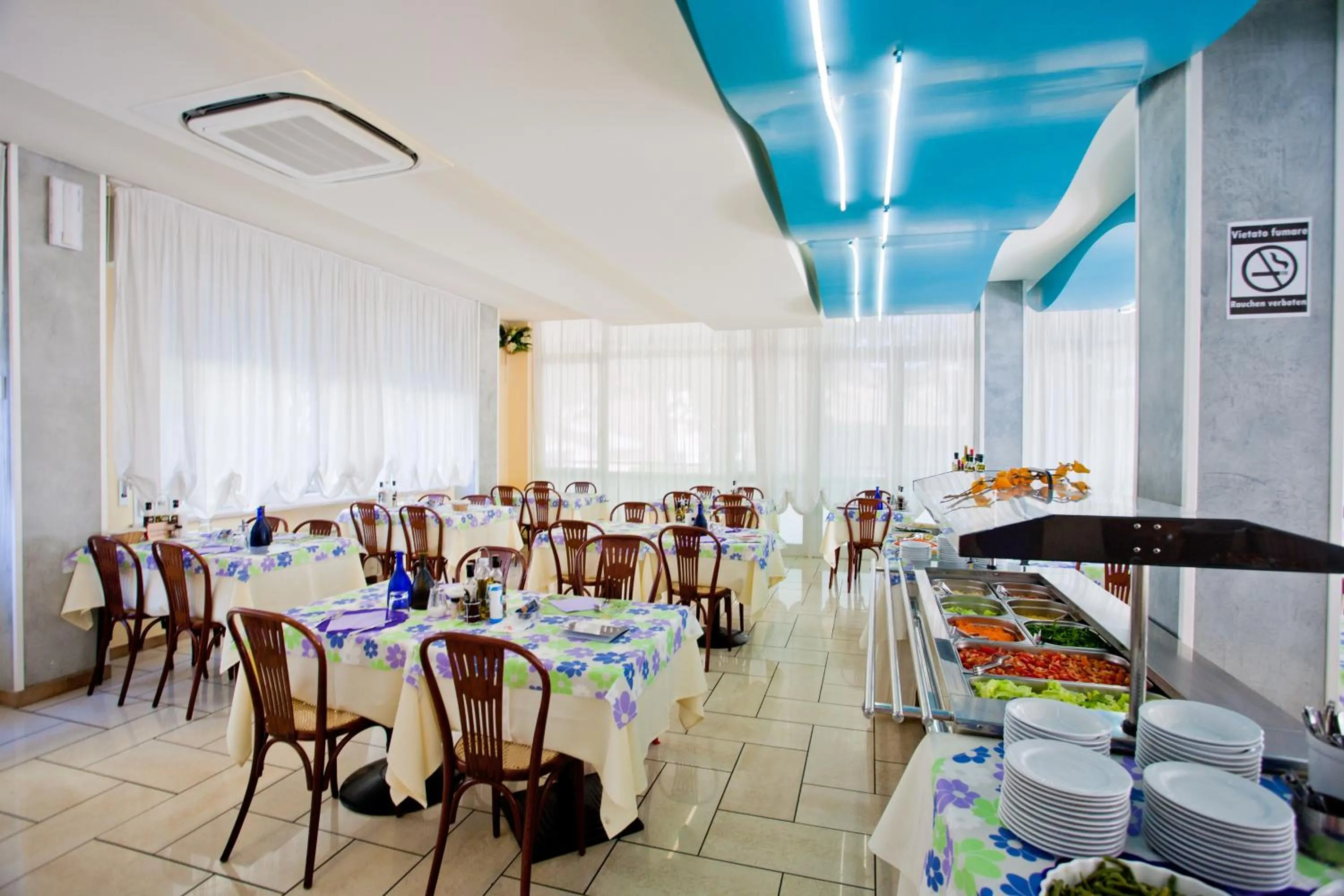 Restaurant/places to eat in Hotel Condor