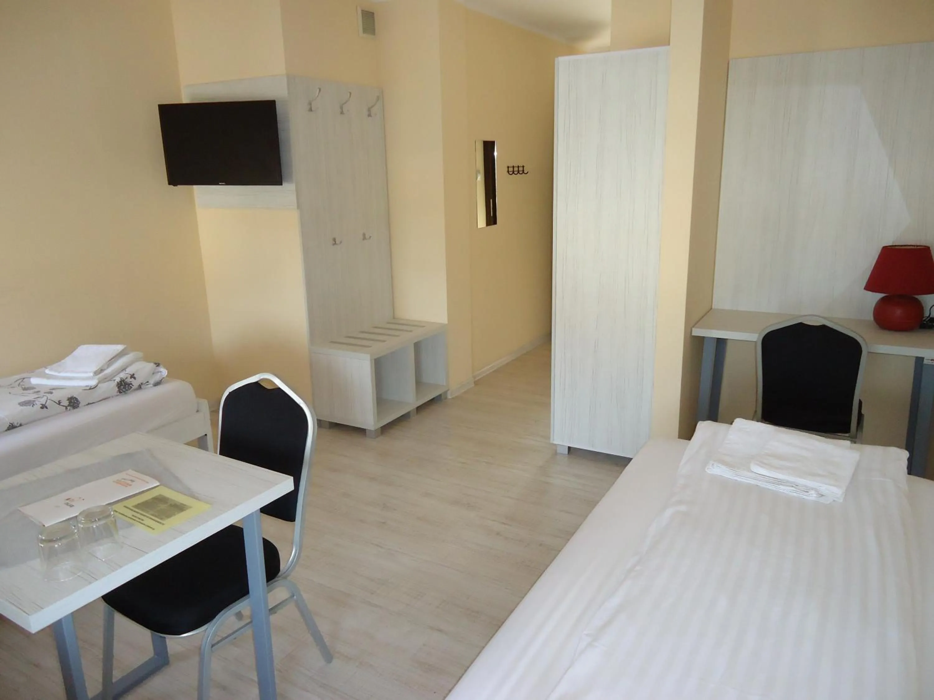 Photo of the whole room, Bed in Tom&Tom