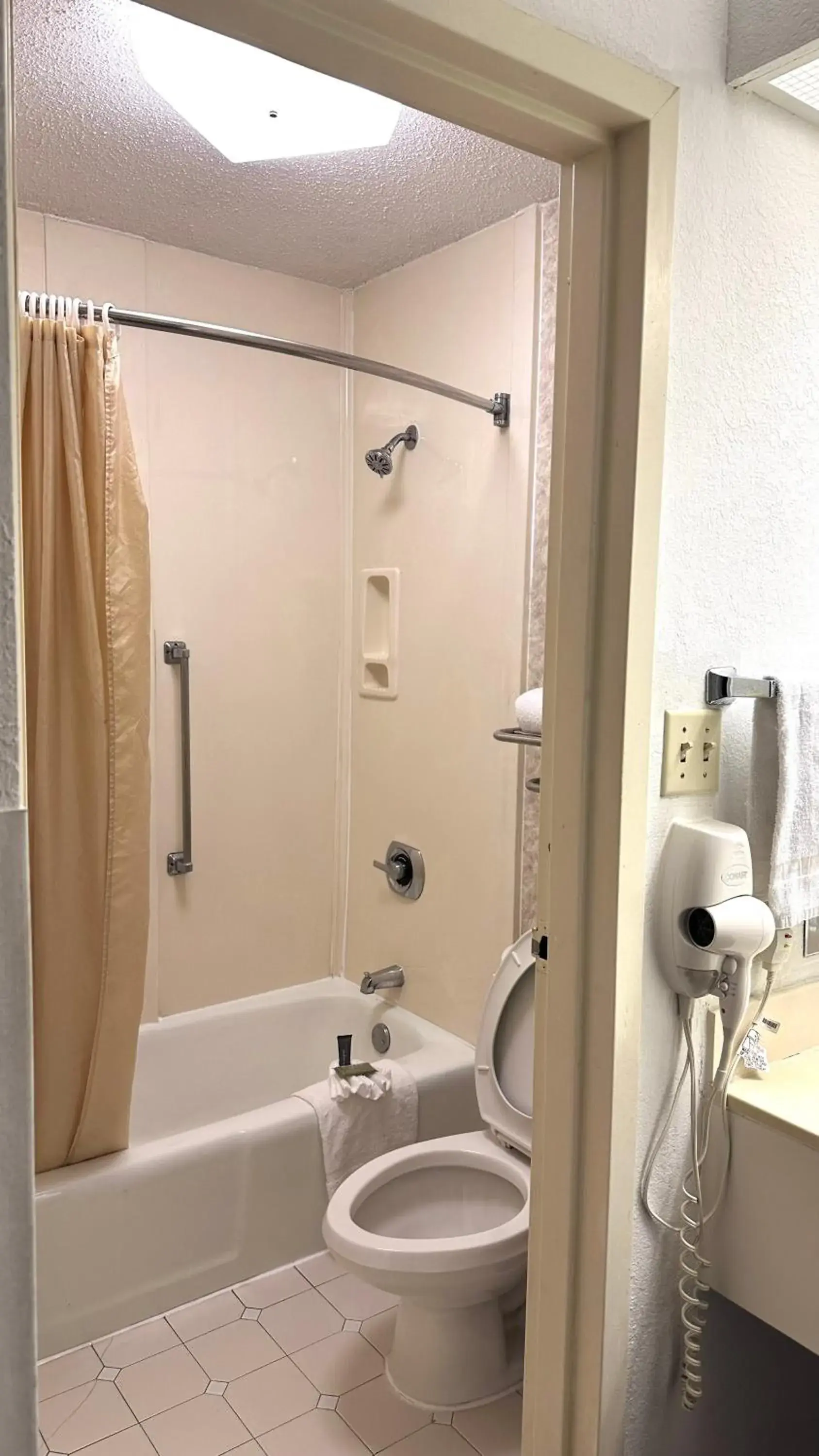Single Room with Private Bathroom in Executive Inn Single Room with Private Bathroom in Executive Inn