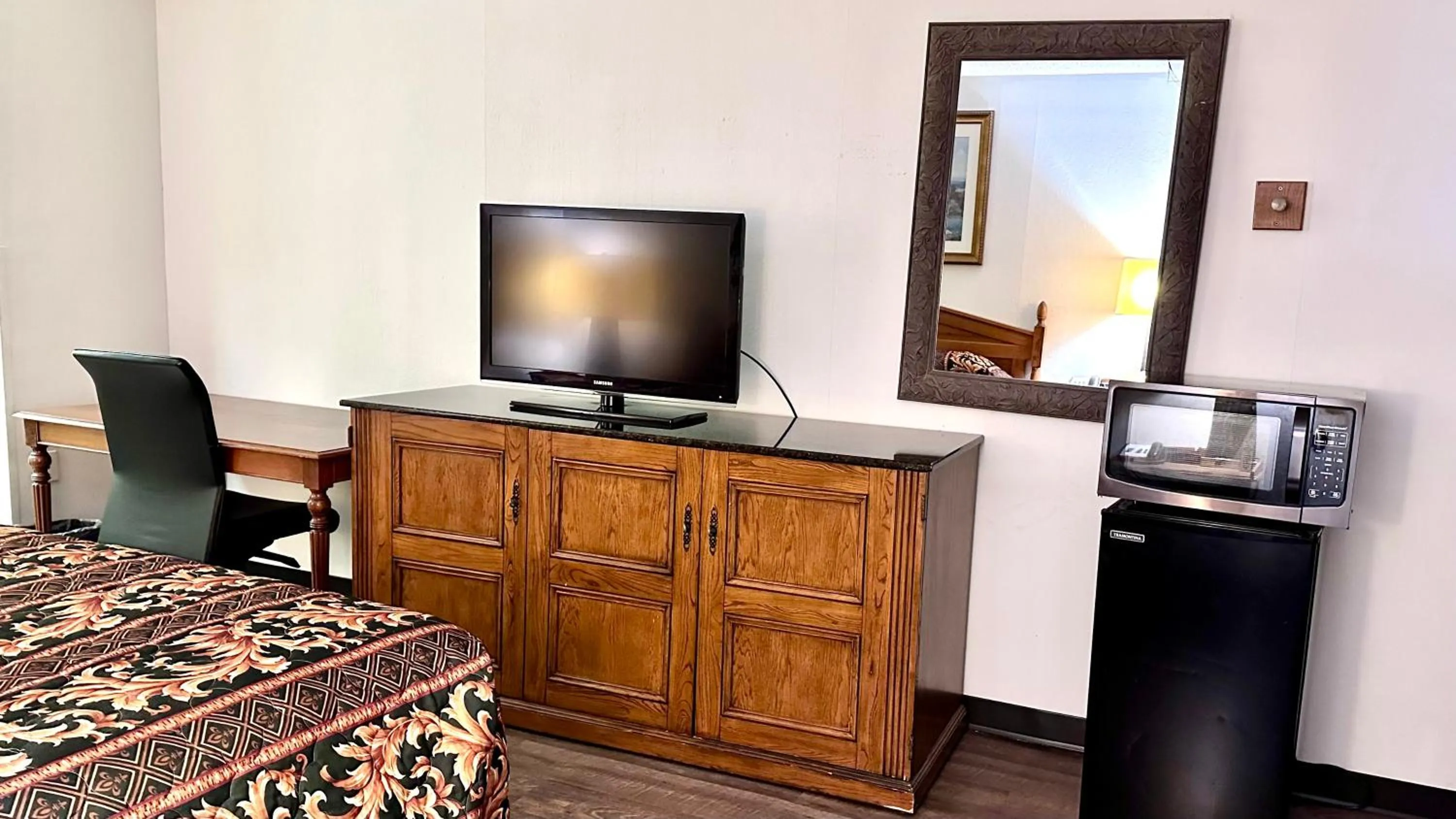 Bedroom, Bed in Executive Inn